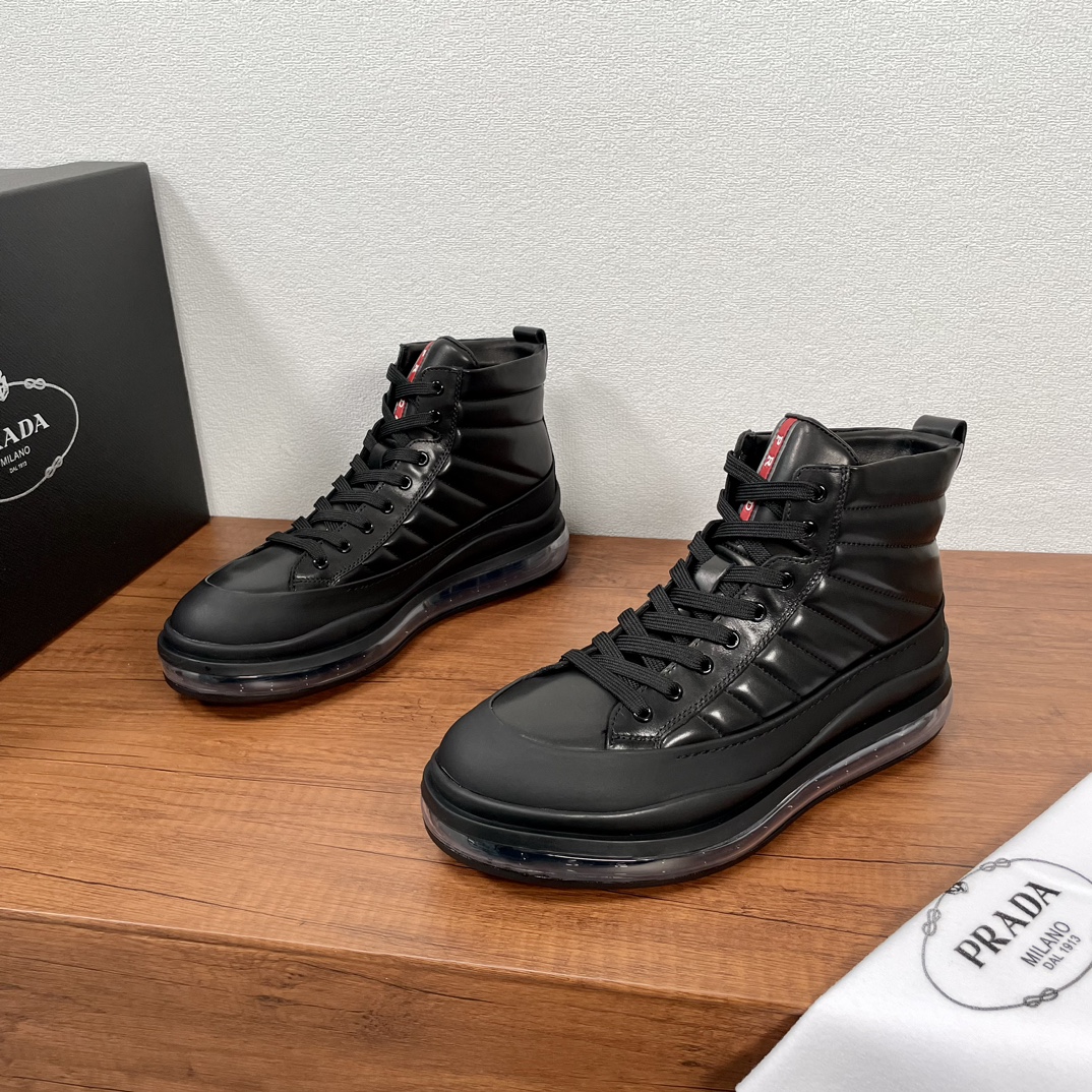 NO:353479,Code Prada/Prada Men's high-top air cushion lace-up sneakers shipped, top-notch products from Dongguan, show version, imported Napa cowhide upper, raised layered design, soft, comfortable and breathable, matched with original super soft air cushion outsole, silver-labeled PRADA letter logo decoration, rubber bottom wrapping, rubber edge shoe body details, unique sports style, genuine leather shoes tongue with classic red label PRADA letter badge, full brand style, genuine leather inner foot pad, excellent foot feeling, with a full set of original packaging dust bags!  Size 38-39-40-41-42-43-44 Leather shoes size is one size larger. Item number 4T3202 Black leather, prada, prada, sneakers, cowhide19860909编码 Prada/普拉达 男士高帮气垫系带运动鞋出货 莞产顶级猛货 秀场版 进口纳帕牛皮鞋面 凸起层次设计感 柔软舒适透气 搭配原厂超柔气垫大底 后跟银标PRADA字母logo装饰 橡胶底层包裹 橡胶包边鞋身细节 颇具与众不同的运动风范 真皮鞋舌饰经典红标PRADA字母徽章 尽显品牌格调 真皮内里垫脚 脚感极佳 配全套原包装防尘袋！ 尺码38-39-40-41-42-43-44 皮鞋尺码偏大一码 货号4T3202 黑色皮里,,prada,prada,sneakers,cowhide,Men's shoes