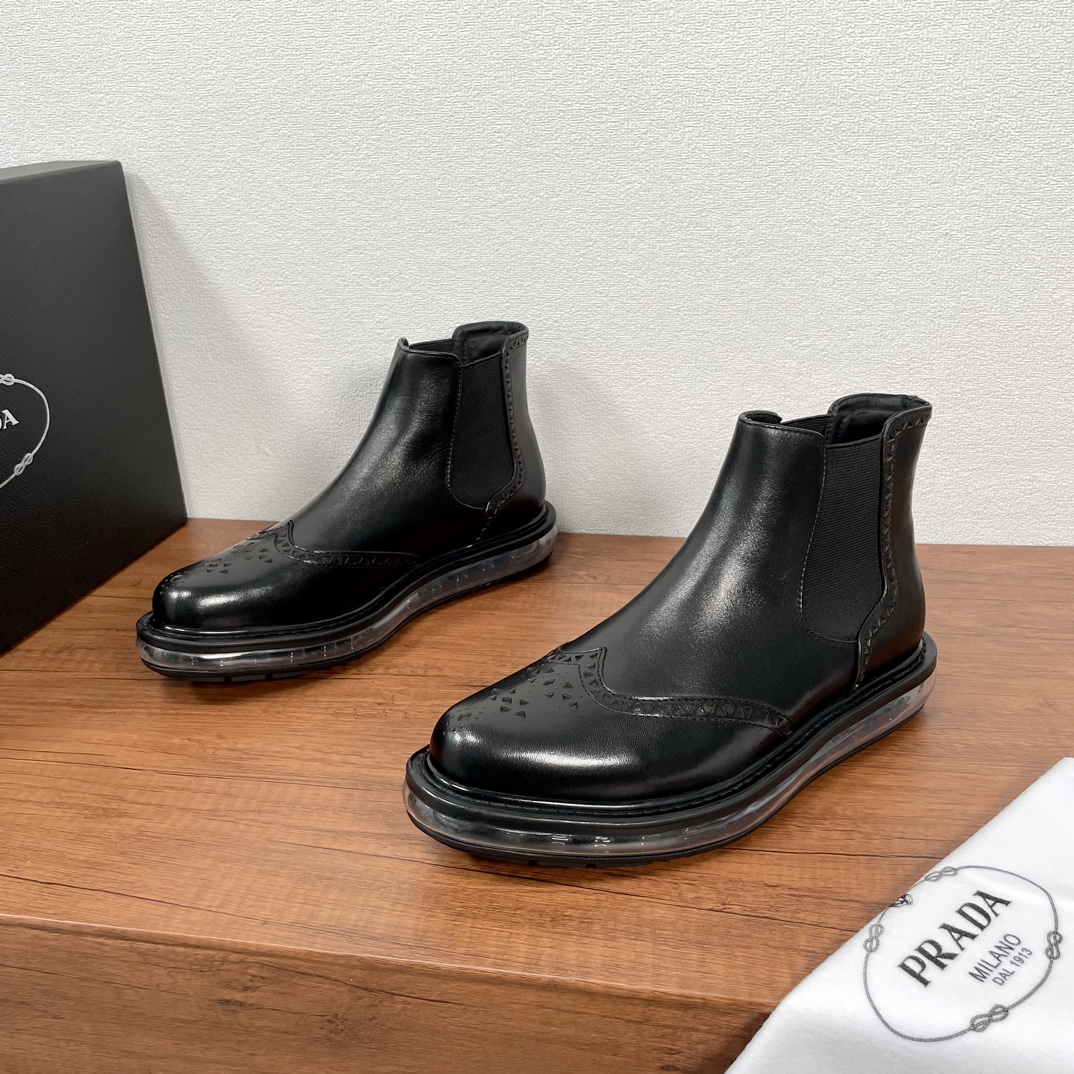 NO:353335,Code Prada/Prada Italian show version Pure original men's high-top air cushion shoes Original super flexible air cushion outsole Silver heel PRADA letter logo decoration Rubber bottom wrap High comfort Excellent anti-slip performance Imported waxed cowhide leather smooth leather holes delicate and uniform texture Super good one-step pedal pull-out design Geometric carving decoration Novel and unique Inner full calfskin Standard gold standard footbed Fine workmanship Ignore market currency Support comparison inspection Size 38-39-40-41-42-43-44 Standard leather shoe size Article number 4T3688,,prada,prada,cowhide19860909编码 Prada/普拉达 意大利秀场版 纯原男士高帮套脚气垫鞋 原厂超柔韧气垫大底 后跟银标PRADA字母logo装饰 橡胶底层包裹 舒适度高 防滑性能极好 进口打蜡牛皮 皮质光滑 皮孔细腻均匀 质感超好 一脚蹬套穿式设计 几何雕花装饰 新颖独特 内里全小牛皮 标配金标垫脚 做工精细 无视市场通货 支持对比验货 尺码38-39-40-41-42-43-44 标准皮鞋码 货号4T3688,,prada,prada,cowhide,Men's shoes