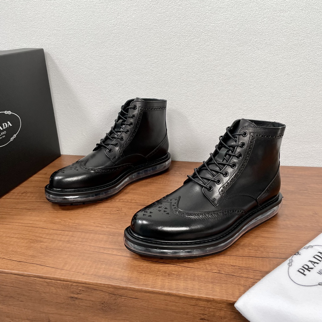 NO:353353,Code Prada/Prada Italian show version Pure original men's high-top lace-up air cushion shoes Original super flexible air cushion outsole Silver heel PRADA letter logo decoration Rubber bottom wrap High comfort Excellent anti-slip performance Imported waxed cowhide leather Smooth leather Leather Fine and even Leather holes Super good texture Lace design Geometric carving decoration Novel and unique Inner full calfskin Standard gold standard footbed Fine workmanship Ignore market currency Support comparison inspection Size 38-39-40-41-42-43-44 Standard leather shoe size Article number 4T3680,,prada,prada,cowhide19860909编码 Prada/普拉达 意大利秀场版 纯原男士高帮系带气垫鞋 原厂超柔韧气垫大底 后跟银标PRADA字母logo装饰 橡胶底层包裹 舒适度高 防滑性能极好 进口打蜡牛皮 皮质光滑 皮孔细腻均匀 质感超好 系带设计 几何雕花装饰 新颖独特 内里全小牛皮 标配金标垫脚 做工精细 无视市场通货 支持对比验货 尺码38-39-40-41-42-43-44 标准皮鞋码 货号4T3680,,prada,prada,cowhide,Men's shoes