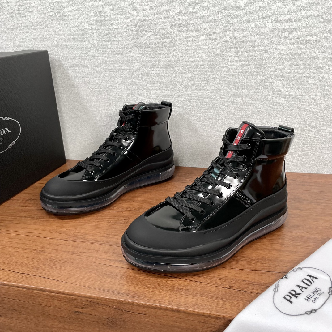 NO:353372,Code Prada/Prada Men's high-top air cushion lace-up sneakers shipped, top-notch products from Dongguan, show version, imported Napa cowhide and open bead upper, high-top lace-up design, soft, comfortable and breathable, matched with original super soft air cushion outsole, silver-labeled PRADA letter logo decoration, rubber bottom wrapping, rubber edge shoe body details, unique sports style, genuine leather shoes tongue with classic red label PRADA letter badge, full brand style, genuine leather inner foot pad, excellent foot feeling, with a full set of original packaging dust bags!  Black cowhide black edge beads are available Size 38-39-40-41-42-43-44 Leather shoe size Article number 4T3201 Black edge beads, Prada, Prada, Sneakers, cowhide19860909编码 Prada/普拉达 男士高帮气垫系带运动鞋出货 莞产顶级猛货 秀场版 进口纳帕牛皮和开边珠鞋面 高帮系带设计 柔软舒适透气 搭配原厂超柔气垫大底 后跟银标PRADA字母logo装饰 橡胶底层包裹 橡胶包边鞋身细节 颇具与众不同的运动风范 真皮鞋舌饰经典红标PRADA字母徽章 尽显品牌格调 真皮内里垫脚 脚感极佳 配全套原包装防尘袋！ 黑色牛皮 黑色开边珠可选 尺码38-39-40-41-42-43-44 皮鞋尺码 货号 4T3201 黑色开边珠,,prada,prada,sneakers,cowhide,Men's shoes