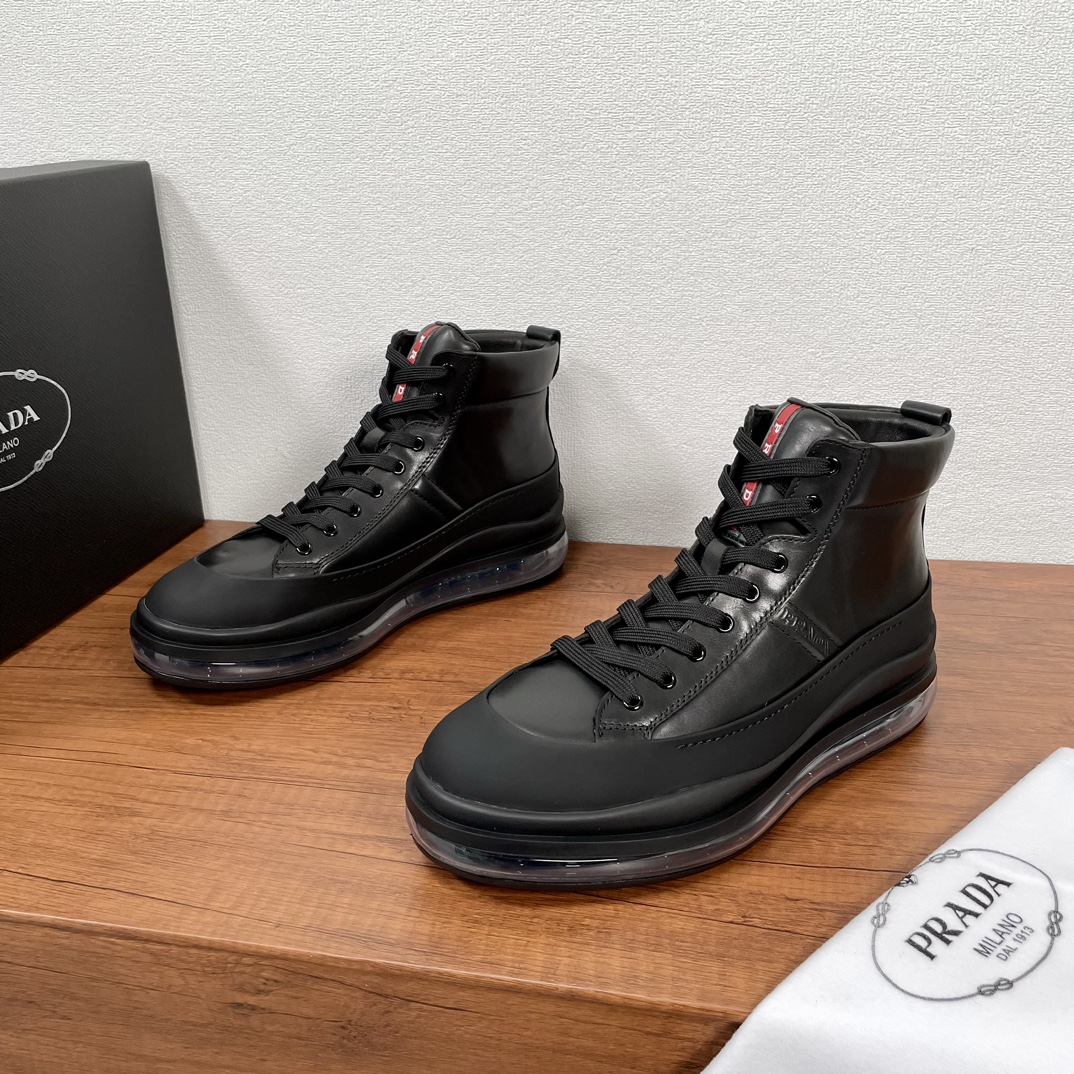 NO:353457,Code Prada/Prada Men's high-top air cushion lace-up sneakers shipped, top-notch products from Dongguan, show version, imported Napa cowhide and open bead upper, high-top lace-up design, soft, comfortable and breathable, matched with original super soft air cushion outsole, silver-labeled PRADA letter logo decoration, rubber bottom wrapping, rubber edge shoe body details, unique sports style, genuine leather shoes tongue with classic red label PRADA letter badge, full brand style, genuine leather inner foot pad, excellent foot feeling, with a full set of original packaging dust bags!  Black cowhide black open edge beads available Size 38-39-40-41-42-43-44 Leather shoe size Article number 4T3201 Black cowhide,,prada,prada,sneakers,cowhide19860909编码 Prada/普拉达 男士高帮气垫系带运动鞋出货 莞产顶级猛货 秀场版 进口纳帕牛皮和开边珠鞋面 高帮系带设计 柔软舒适透气 搭配原厂超柔气垫大底 后跟银标PRADA字母logo装饰 橡胶底层包裹 橡胶包边鞋身细节 颇具与众不同的运动风范 真皮鞋舌饰经典红标PRADA字母徽章 尽显品牌格调 真皮内里垫脚 脚感极佳 配全套原包装防尘袋！ 黑色牛皮 黑色开边珠可选 尺码38-39-40-41-42-43-44 皮鞋尺码 货号 4T3201 黑色牛皮,,prada,prada,sneakers,cowhide,Men's shoes