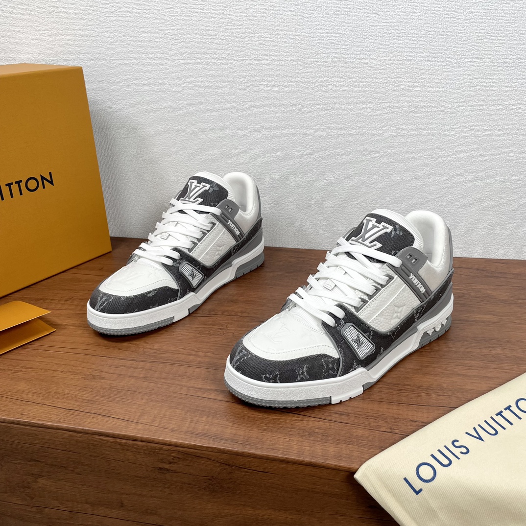 NO:275824,LV Vader World's latest LV TRAINER series sneakers in autumn and winter. This LV Trainer sneakers are made of Monogram denim and Monogram embossed grained cowhide leather. The original configuration is from Virgil Abloh. The complex upper and diverse brand elements enhance recognition. The LV letters light up the tongue and back, and Monogram flowers bloom on the technological rubber outsole. The tongue is decorated with LV letters, the Vuitton logo on the side, and the outsole is decorated with Monogram flowers, and continues the comfort experience brought by the innovative gel outsole. There is no need to say much about the comfort of the donkey's shoes. It is equipped with a full set of packaging!  Men's size 39-40-41-42-43-44 (38/45 can be customized but cannot be returned or exchanged) Women's size 35-36-37-38-39 (40 can be customized but does not support return or exchange) Standard leather shoe size Article number 0159 printed denim white gray,,louis vuitton,louis vuitton,louis vuitton,sneakers,cowhide19860909LV威登世界 秋冬最新款LV TRAINER系列运动鞋 本款 LV Trainer 运动鞋取材 Monogram 丹宁布和 Monogram 压纹粒面牛皮革.原版构型出自 Virgil Abloh 之手.繁复鞋面和多样品牌元素提升辨识度.LV 字母点亮鞋舌和背面,Monogram 花卉于科技橡胶外底绽放.鞋舌饰有 LV 字母,侧面饰有 Vuitton 标识,外底饰有 Monogram 花卉,并延续创新凝胶外底带来的舒适体验.驴家的鞋子舒适度是不必多说.配全套包装 ！ 男码39-40-41-42-43-44（38/45可定做但不能退换） 女码35-36-37-38-39（40可订做但不支持退换） 标准皮鞋码 货号0159印花牛仔 白灰,,louis vuitton,louis vuitton,louis vuitton,sneakers,cowhide,Men's shoes