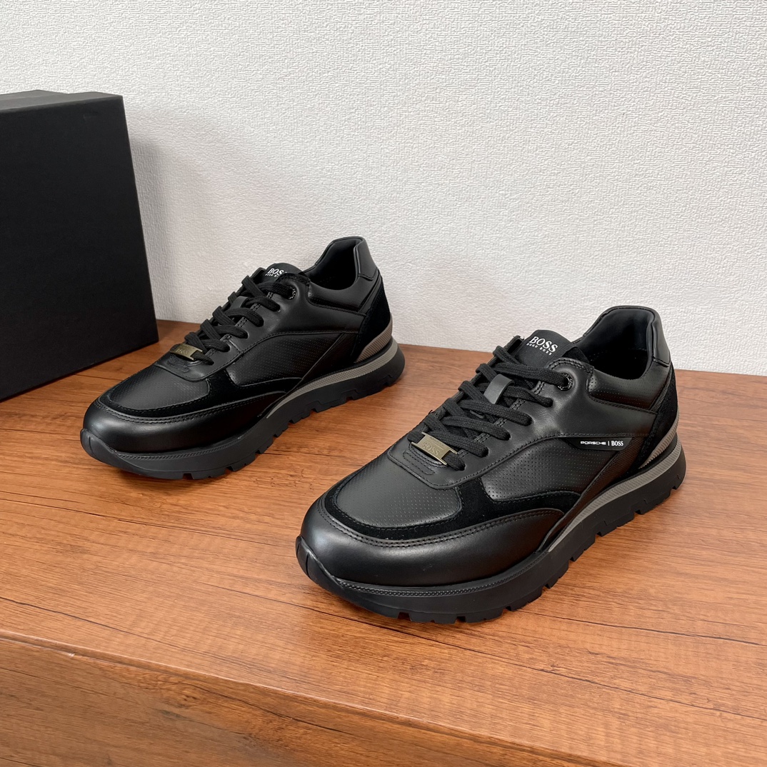 NO:588850,Code YS004150 BOSS x Russell Athletic joint series new low-top spliced sneakers. Made of smooth calfskin and suede leather upper, 0.5mm punched upper design, suede leather embellishment lines, contrasting rubber embellishment on the heel, and embossed logo, and leather embellishment on the side PORSCHE |  BOSS details, suede leather tongue decorated with brand fabric badge, shoelaces decorated with brand hardware logo, full cowhide lining for feet, with lightweight EVA rubber outsole, light, comfortable and breathable, top quality Dongguan product, great texture, excellent workmanship, top version on the market, comes with original box packaging dust bag!  Size 39-40-41-42-43-44 Standard leather shoe size Item number GT4 sneakers black, sneakers, cowhide19860909编码YS004150 BOSS x Russell Athletic 联名系列新品低帮拼接运动鞋 采用光滑小牛皮和绒面皮革拼接鞋面,0.5mm冲孔鞋面设计, 绒面皮革点缀线条,后跟撞色橡胶点缀,并饰有压纹logo徽标,侧面皮革点缀PORSCHE | BOSS细节,绒面皮革鞋舌饰有品牌织物徽章,鞋带饰有品牌五金logo标识,全牛皮内里垫脚,搭配轻盈EVA橡胶大底,上脚轻便舒适透气,莞产顶级品质,质感爆棚,做工优异,市场顶级版本,配原盒包装防尘袋！ 码数39-40-41-42-43-44 标准皮鞋尺码 货号GT4运动鞋 黑色,,sneakers,cowhide,Men's shoes