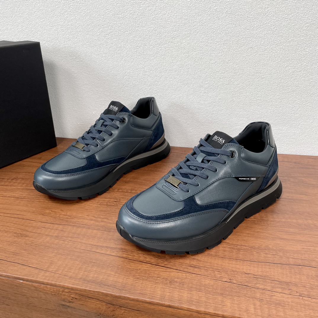 NO:588854,Code YS004150 BOSS x Russell Athletic joint series new low-top spliced sneakers. Made of smooth calfskin and suede leather upper, 0.5mm punched upper design, suede leather embellishment lines, contrasting rubber embellishment on the heel, and embossed logo, and leather embellishment on the side PORSCHE |  BOSS details, suede leather tongue decorated with brand fabric badge, shoelaces decorated with brand hardware logo, full cowhide lining for feet, with lightweight EVA rubber outsole, light, comfortable and breathable, top quality Dongguan product, great texture, excellent workmanship, top version on the market, comes with original box packaging dust bag!  Size 39-40-41-42-43-44 Standard leather shoe size Item number GT4 sneakers blue, sneakers, cowhide19860909编码YS004150 BOSS x Russell Athletic 联名系列新品低帮拼接运动鞋 采用光滑小牛皮和绒面皮革拼接鞋面,0.5mm冲孔鞋面设计, 绒面皮革点缀线条,后跟撞色橡胶点缀,并饰有压纹logo徽标,侧面皮革点缀PORSCHE | BOSS细节,绒面皮革鞋舌饰有品牌织物徽章,鞋带饰有品牌五金logo标识,全牛皮内里垫脚,搭配轻盈EVA橡胶大底,上脚轻便舒适透气,莞产顶级品质,质感爆棚,做工优异,市场顶级版本,配原盒包装防尘袋！ 码数39-40-41-42-43-44 标准皮鞋尺码 货号GT4运动鞋 蓝色,,sneakers,cowhide,Men's shoes