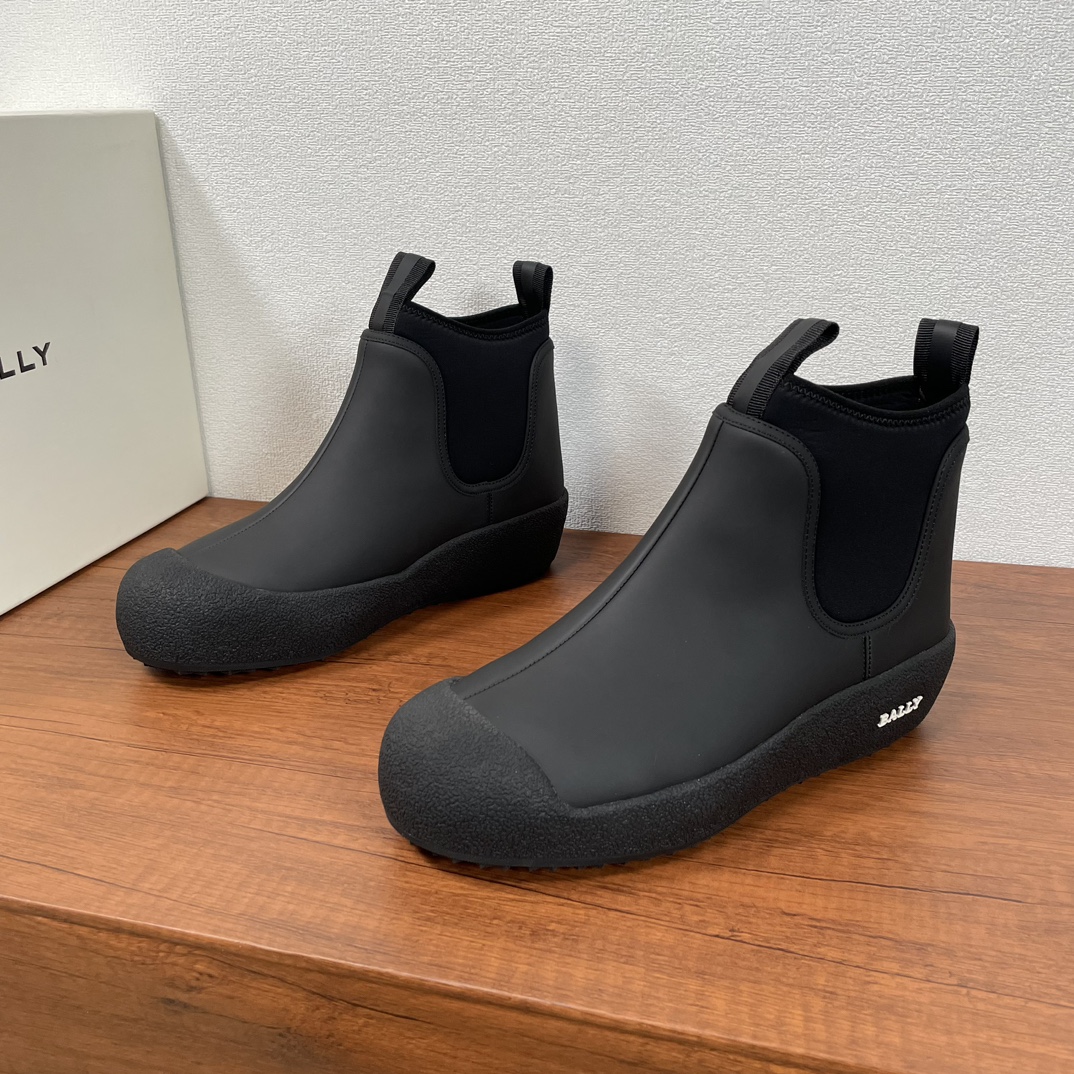 NO:588904,Code YS004555 Bally/Bally couple series leather wool snow boots are shipped. This wool shoe draws on the long tradition of shoe making and is designed to cope with the worst winter conditions in Switzerland, the birthplace of Bally. It first appeared in  In 1950, it remains a trusted cold-weather staple thanks to its blend of modern style and the latest shoe technology. Made from matte cowhide leather, the slip-on design features a spandex cuff at the collar and a classic red webbing pull-tab that matches the tongue for easy on and off. California construction provides extra flexibility, comfort and durability. The sole is made of five layers of shearling and cork to keep out the cold and provide extra cushioning, and rubber Vibram Arctic Grip  The soles have strong grip, and the cotton fiber soft filling is designed to enhance durability and anti-slip properties, making the upper foot comfortable, warm and breathable!  Comes with original box and dust bag!  Size 35-36-37-38-39-40-41-42-43-44-45 Leather shoe size Item No. 6234581 Foot set All black, bally boots, cowhide, sheepskin19860909编码YS004555 Bally/巴利 情侣系列皮革羊毛雪地靴出货 这款羊毛鞋借鉴悠久的鞋履制作传统,旨在应对 Bally 诞生地瑞士最恶劣的冬季状况,其最早亮相于 1950年,凭借其现代风格和最新鞋履科技的融合,至今仍是深受信赖的寒冷天气必备单品.采用雾面牛皮革制成,套穿式设计,鞋口配有弹力纤维束口,配有经典红织带后拉袢,与鞋舌处相呼应,穿脱方便.加利福尼亚结构提供额外的灵活性、舒适性和耐久性.鞋底由五层组成毛羊皮和软木层阻隔寒冷并提供额外缓冲,橡胶 Vibram Arctic Grip 鞋底抓地力极强,棉纤维软填料旨在增强耐久性和防滑性,上脚舒适保暖透气！配原盒包装防尘袋！ 尺码35-36-37-38-39-40-41-42-43-44-45 皮鞋尺码 货号6234581套脚 全黑,,bally,boots,cowhide,sheepskin,Men's shoes