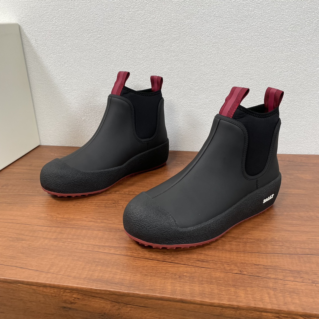 NO:588857,Code YS004555 Bally/Bally couple series leather wool snow boots are shipped. This wool shoe draws on the long tradition of shoe making and is designed to cope with the worst winter conditions in Switzerland, the birthplace of Bally. It first appeared in  In 1950, it remains a trusted cold-weather staple thanks to its blend of modern style and the latest shoe technology. Made from matte cowhide leather, the slip-on design features a spandex cuff at the collar and a classic red webbing pull-tab that matches the tongue for easy on and off. California construction provides extra flexibility, comfort and durability. The sole is made of five layers of shearling and cork to keep out the cold and provide extra cushioning, and rubber Vibram Arctic Grip  The soles have strong grip, and the cotton fiber soft filling is designed to enhance durability and anti-slip properties, making the upper foot comfortable, warm and breathable!  Comes with original box and dust bag!  Size 35-36-37-38-39-40-41-42-43-44-45 Leather shoe size Item No. 6234581 Foot set Black and red, bally, boots, cowhide, sheepskin19860909编码YS004555 Bally/巴利 情侣系列皮革羊毛雪地靴出货 这款羊毛鞋借鉴悠久的鞋履制作传统,旨在应对 Bally 诞生地瑞士最恶劣的冬季状况,其最早亮相于 1950年,凭借其现代风格和最新鞋履科技的融合,至今仍是深受信赖的寒冷天气必备单品.采用雾面牛皮革制成,套穿式设计,鞋口配有弹力纤维束口,配有经典红织带后拉袢,与鞋舌处相呼应,穿脱方便.加利福尼亚结构提供额外的灵活性、舒适性和耐久性.鞋底由五层组成毛羊皮和软木层阻隔寒冷并提供额外缓冲,橡胶 Vibram Arctic Grip 鞋底抓地力极强,棉纤维软填料旨在增强耐久性和防滑性,上脚舒适保暖透气！配原盒包装防尘袋！ 尺码35-36-37-38-39-40-41-42-43-44-45 皮鞋尺码 货号6234581套脚 黑红,,bally,boots,cowhide,sheepskin,Men's shoes