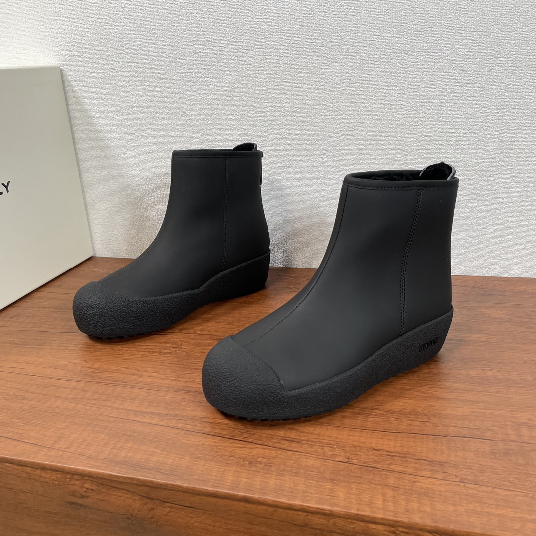 NO:588886,Code YS004555 Bally/Bally couple series leather wool snow boots are shipped. This wool shoe draws on the long tradition of shoe making and is designed to cope with the worst winter conditions in Switzerland, the birthplace of Bally. It first appeared in  Founded in 1950, it remains a trusted cold-weather staple thanks to its blend of modern style and the latest shoe technology. Made with a variety of cowhide leather uppers, matte, grained and suede, with a custom hardware zipper at the heel for easy on and off. California construction provides extra flexibility, comfort and durability. The sole is made up of five layers of shearling and cork to keep out the cold and provide extra cushioning, and rubber Vibram Arctic Grip  The soles have strong grip, and the cotton fiber soft filling is designed to enhance durability and anti-slip properties, making the upper foot comfortable, warm and breathable!  Comes with original box and dust bag!  Size 35-36-37-38-39-40-41-42-43-44-45 Leather shoe size Item No. 6234581 Zipper wool shoes matte, bally, boots, cowhide, sheepskin19860909编码YS004555 Bally/巴利 情侣系列皮革羊毛雪地靴出货 这款羊毛鞋借鉴悠久的鞋履制作传统,旨在应对 Bally 诞生地瑞士最恶劣的冬季状况,其最早亮相于 1950年,凭借其现代风格和最新鞋履科技的融合,至今仍是深受信赖的寒冷天气必备单品.采用多种牛皮革鞋面制成,雾面牛皮、粒面牛皮和翻毛皮革,后跟专属客供五金拉链设计,穿脱方便.加利福尼亚结构提供额外的灵活性、舒适性和耐久性.鞋底由五层组成毛羊皮和软木层阻隔寒冷并提供额外缓冲,橡胶 Vibram Arctic Grip 鞋底抓地力极强,棉纤维软填料旨在增强耐久性和防滑性,上脚舒适保暖透气！配原盒包装防尘袋！ 尺码35-36-37-38-39-40-41-42-43-44-45 皮鞋尺码 货号6234581拉链羊毛鞋 雾面,,bally,boots,cowhide,sheepskin,Men's shoes