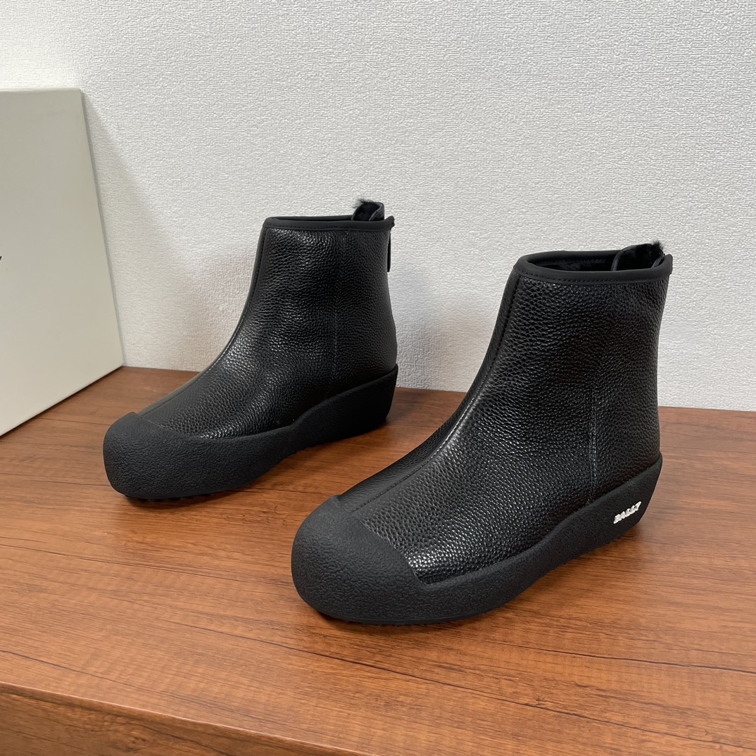 NO:588891,Code YS004555 Bally/Bally couple series leather wool snow boots are shipped. This wool shoe draws on the long tradition of shoe making and is designed to cope with the worst winter conditions in Switzerland, the birthplace of Bally. It first appeared in  Founded in 1950, it remains a trusted cold-weather staple thanks to its blend of modern style and the latest shoe technology. Made with a variety of cowhide leather uppers, matte, grained and suede, with a custom hardware zipper at the heel for easy on and off. California construction provides extra flexibility, comfort and durability. The sole is made up of five layers of shearling and cork to keep out the cold and provide extra cushioning, and rubber Vibram Arctic Grip  The soles have strong grip, and the cotton fiber soft filling is designed to enhance durability and anti-slip properties, making the upper foot comfortable, warm and breathable!  Comes with original box and dust bag!  Size 35-36-37-38-39-40-41-42-43-44-45 Leather shoe size Item No. 6234581 Zipper wool shoes Grain, bally, boots, cowhide, sheepskin19860909编码YS004555 Bally/巴利 情侣系列皮革羊毛雪地靴出货 这款羊毛鞋借鉴悠久的鞋履制作传统,旨在应对 Bally 诞生地瑞士最恶劣的冬季状况,其最早亮相于 1950年,凭借其现代风格和最新鞋履科技的融合,至今仍是深受信赖的寒冷天气必备单品.采用多种牛皮革鞋面制成,雾面牛皮、粒面牛皮和翻毛皮革,后跟专属客供五金拉链设计,穿脱方便.加利福尼亚结构提供额外的灵活性、舒适性和耐久性.鞋底由五层组成毛羊皮和软木层阻隔寒冷并提供额外缓冲,橡胶 Vibram Arctic Grip 鞋底抓地力极强,棉纤维软填料旨在增强耐久性和防滑性,上脚舒适保暖透气！配原盒包装防尘袋！ 尺码35-36-37-38-39-40-41-42-43-44-45 皮鞋尺码 货号6234581拉链羊毛鞋 粒面,,bally,boots,cowhide,sheepskin,Men's shoes