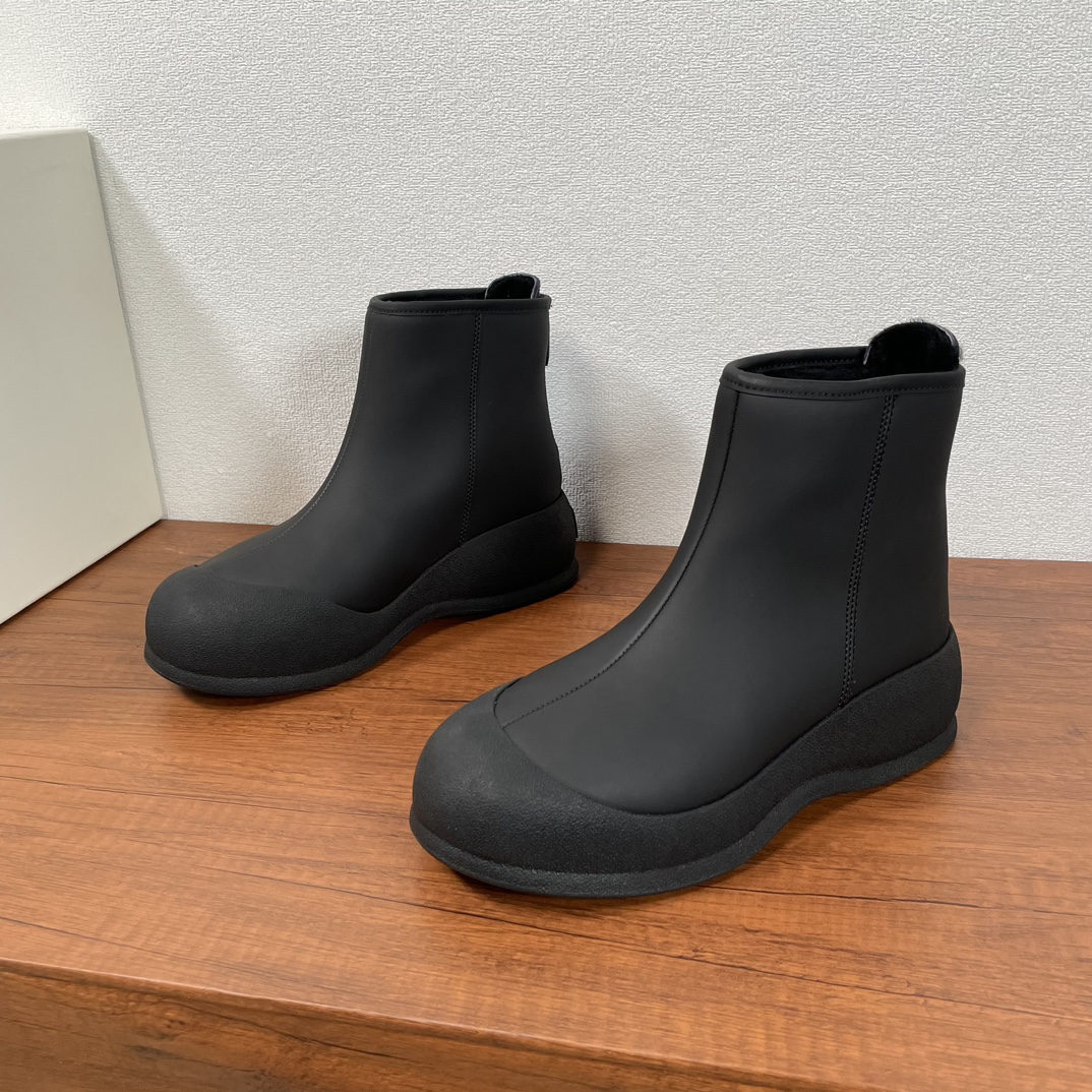 NO:588897,Code YS004555 BALLY/Bally's new winter wool shoes are shipped!  The fabric is made of matte calfskin and suede leather, which is soft, comfortable and breathable. After repeated crease testing, it will not wrinkle or deform!  !  Mid-top style, zipper closure at the heel, all-wool lining decorated with logo wool insole, thick and warm, breathable and not stuffy!  The outsole mold is developed exclusively by private molds and is made of natural rubber material, which is wear-resistant and non-slip!  The toe wrap details make the upper foot comfortable, warm and breathable!  Comes with original box and dust bag!  Size 35-36-37-38-39-40-41-42-43 Standard leather shoe size Item No. 6234581 Wool shoes Matte, bally, cowhide19860909编码YS004555 BALLY/巴利 冬季新款羊毛鞋出货！ 面料采用雾面小牛皮和翻毛皮革制成,柔软舒适透气,经过反复折痕测试,不起皱、不变形！！中帮款式,后跟拉链开合,全羊毛内里饰有logo羊毛鞋垫,厚实保暖,透气不闷脚！大底模具是独家私模开发,采用天然橡胶材料,耐磨防滑！鞋头包裹细节,上脚舒适保暖透气！配原盒包装防尘袋！ 尺码35-36-37-38-39-40-41-42-43 标准皮鞋码 货号6234581羊毛鞋 雾面,,bally,cowhide,Men's shoes