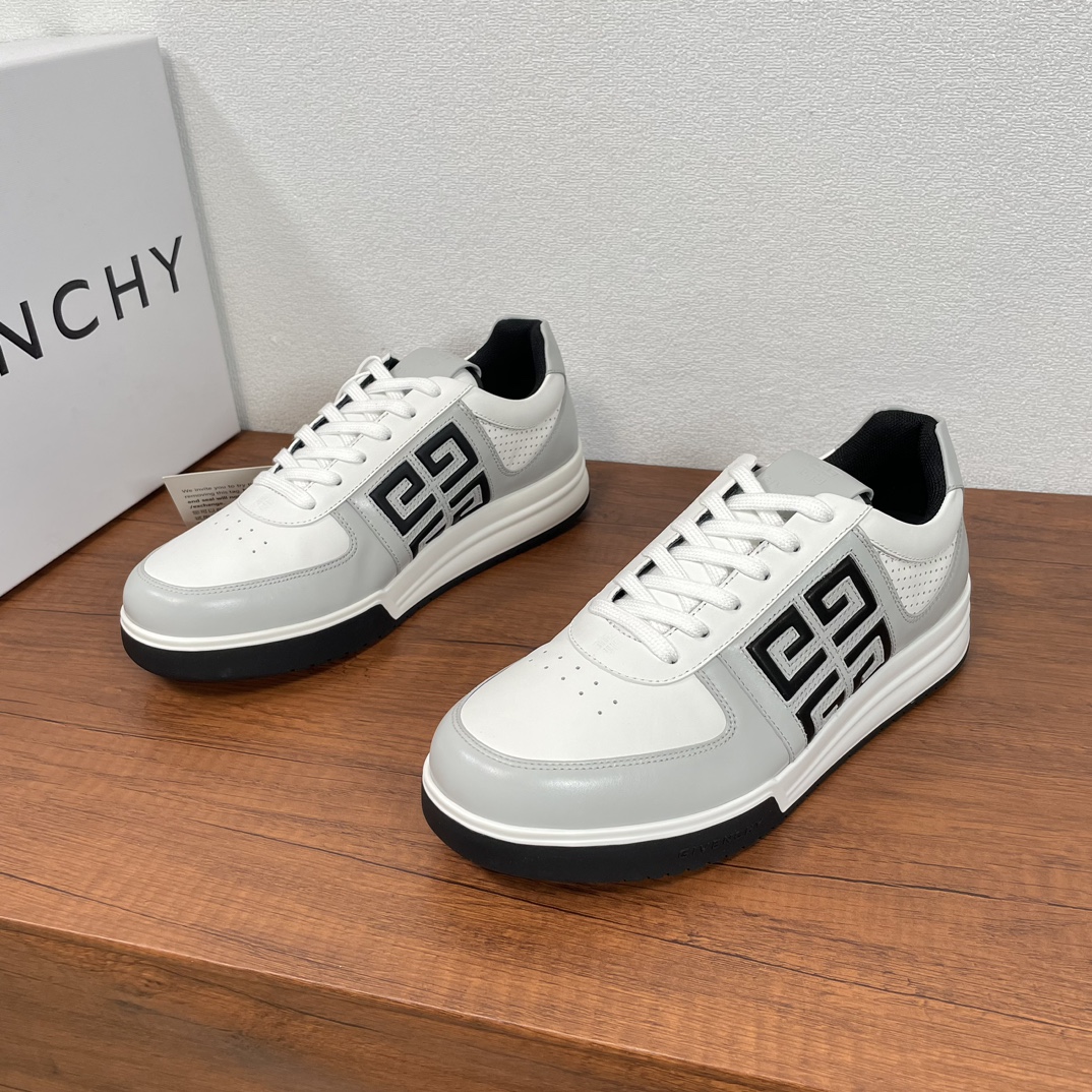 NO:271915,GIVENCHY/Givenchy G4 low-top sneakers This classic 4G series lace-up sneakers are made of imported calfskin contrast splicing, with holes on both sides of the toe and heel, with 4G LOGO logo imprinted on the side, the tongue is decorated with GIVENCHY LOGO and 4G LOGO, the heel trim is embellished with GIVENCHY LOGO, the fabric inner lining, the original independent integrated cowhide latex insole, the original TPU large sole injection molded outsole, the GIVENCHY LOGO and 4G LOGO details. It is equipped with a full set of original packaging dust bags!  Number of codes 39-40-41-42-43-44 Standard leather shoe size Article number U-001 punching White and black, given , given , given , given , given , sneakers, cowhide19860909GIVENCHY/纪梵希 G4低帮运动鞋 这款经典4G系列系带运动鞋,采用进口小牛皮撞色拼接制成,鞋头及后跟两侧开孔细节,侧面压印4G LOGO标识,鞋舌饰以GIVENCHY LOGO和4G LOGO,后跟饰片点缀GIVENCHY LOGO,织物内里加厚内衬,原版独立一体牛皮乳胶鞋垫,原版TPU大底注塑外底,饰以GIVENCHY LOGO和4G LOGO细节.配全套原包装防尘袋！ 码数39-40-41-42-43-44 标准皮鞋码 货号U-001冲孔 白黑,,givenchy,givenchy,sneakers,cowhide,Men's shoes