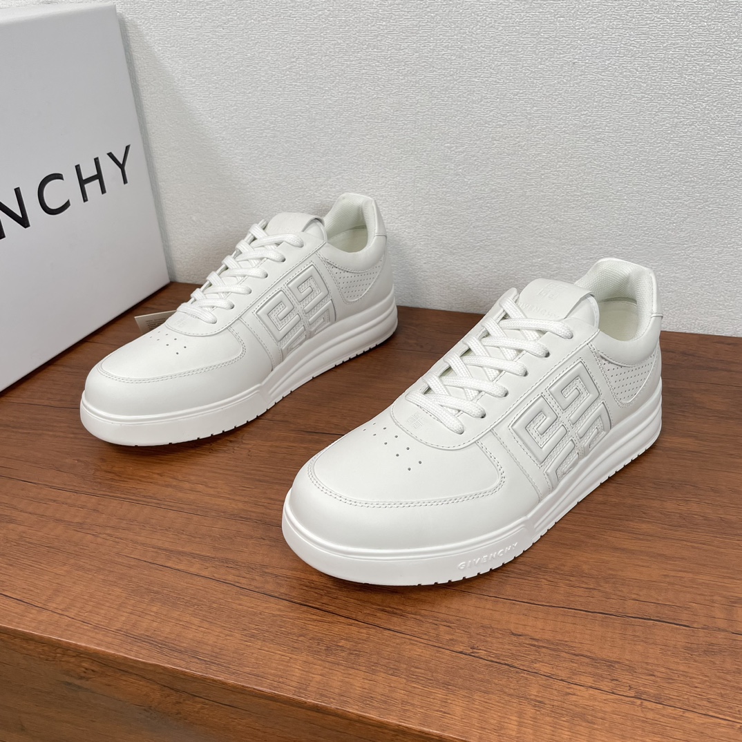 NO:271898,GIVENCHY/Givenchy G4 low-top sneakers This classic 4G series lace-up sneakers are made of imported calfskin contrast splicing, with holes on both sides of the toe and heel, with 4G LOGO logo imprinted on the side, the tongue is decorated with GIVENCHY LOGO and 4G LOGO, the heel trim is embellished with GIVENCHY LOGO, the fabric inner lining, the original independent integrated cowhide latex insole, the original TPU large sole injection molded outsole, the GIVENCHY LOGO and 4G LOGO details. It is equipped with a full set of original packaging dust bags!  Number of codes 39-40-41-42-43-44 Standard leather shoe size Article number U-001 punching All white, given, given, given, given,sneakers,cowhide19860909GIVENCHY/纪梵希 G4低帮运动鞋 这款经典4G系列系带运动鞋,采用进口小牛皮撞色拼接制成,鞋头及后跟两侧开孔细节,侧面压印4G LOGO标识,鞋舌饰以GIVENCHY LOGO和4G LOGO,后跟饰片点缀GIVENCHY LOGO,织物内里加厚内衬,原版独立一体牛皮乳胶鞋垫,原版TPU大底注塑外底,饰以GIVENCHY LOGO和4G LOGO细节.配全套原包装防尘袋！ 码数39-40-41-42-43-44 标准皮鞋码 货号U-001冲孔 全白,,givenchy,givenchy,sneakers,cowhide,Men's shoes