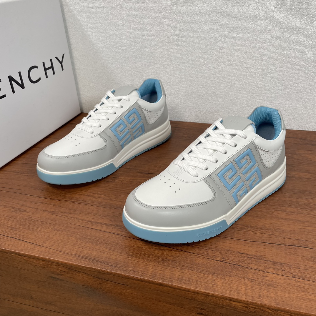 NO:271900,GIVENCHY/Givenchy G4 low-top sneakers This classic 4G series lace-up sneakers are made of imported calfskin contrast splicing, with holes on both sides of the toe and heel, 4G LOGO logo imprinted on the side, the tongue is decorated with GIVENCHY LOGO and 4G LOGO, the heel trim is embellished with GIVENCHY LOGO, the fabric inner lining, the original independent integrated cowhide latex insole, the original TPU large sole injection molded outsole, the GIVENCHY LOGO and 4G LOGO details. It is equipped with a full set of original packaging dust bags!  Number of codes 39-40-41-42-43-44 Standard leather shoe size Article number U-001 punching White and blue, given, given, given, given,sneakers,cowhide19860909GIVENCHY/纪梵希 G4低帮运动鞋 这款经典4G系列系带运动鞋,采用进口小牛皮撞色拼接制成,鞋头及后跟两侧开孔细节,侧面压印4G LOGO标识,鞋舌饰以GIVENCHY LOGO和4G LOGO,后跟饰片点缀GIVENCHY LOGO,织物内里加厚内衬,原版独立一体牛皮乳胶鞋垫,原版TPU大底注塑外底,饰以GIVENCHY LOGO和4G LOGO细节.配全套原包装防尘袋！ 码数39-40-41-42-43-44 标准皮鞋码 货号U-001冲孔 白蓝,,givenchy,givenchy,sneakers,cowhide,Men's shoes