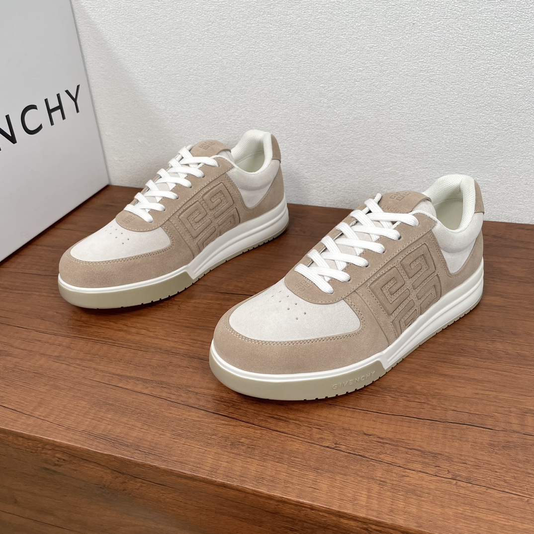 NO:271911,GIVENCHY/Givenchy G4 series low-top sneakers This classic 4G series lace-up sneakers are made of contrasting collar splicing such as imported calfskin, glossy cowhide and suede leather. The toe hole details are imprinted on the side. The 4G LOGO logo is embossed on the tongue with GIVENCHY LOGO and 4G LOGO, the heel trim is embellished with GIVENCHY LOGO, the fabric inner lining, the original independent integrated cowhide latex insole, the original TPU large sole injection molded outsole, the GIVENCHY LOGO and 4G LOGO details. It is equipped with a full set of original packaging dust bags!  Number of codes 39-40-41-42-43-44 Standard leather shoe size Article number U-001 Net White apricot, given, given, given, given,sneakers,cowhide19860909GIVENCHY/纪梵希 G4系列低帮运动鞋 这款经典4G系列系带运动鞋,采用进口小牛皮、亮面牛皮革和绒面皮革等撞色拼接制成,鞋头开孔细节,侧面压印4G LOGO标识,鞋舌饰以GIVENCHY LOGO和4G LOGO,后跟饰片点缀GIVENCHY LOGO,织物内里加厚内衬,原版独立一体牛皮乳胶鞋垫,原版TPU大底注塑外底,饰以GIVENCHY LOGO和4G LOGO细节.配全套原包装防尘袋！ 码数39-40-41-42-43-44 标准皮鞋码 货号U-001网里 白杏,,givenchy,givenchy,sneakers,cowhide,Men's shoes