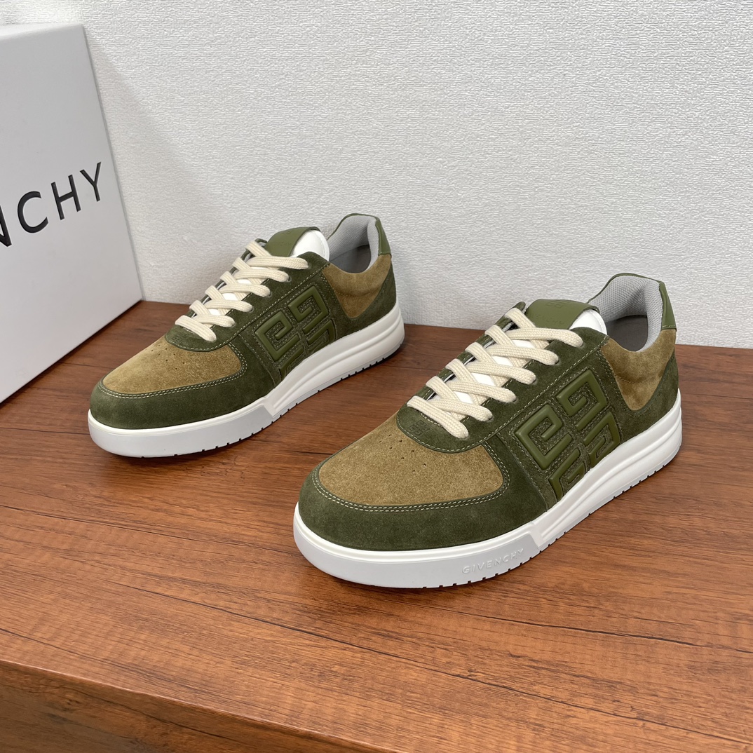 NO:271913,GIVENCHY/Givenchy G4 series low-top sneakers This classic 4G series lace-up sneakers are made of contrasting collar splicing such as imported calfskin, glossy cowhide and suede leather. The toe hole details are imprinted on the side. The 4G LOGO logo is embossed on the tongue with GIVENCHY LOGO and 4G LOGO, the heel trim is embellished with GIVENCHY LOGO, the fabric inner lining, the original independent integrated cowhide latex insole, the original TPU large sole injection molded outsole, the GIVENCHY LOGO and 4G LOGO details. It is equipped with a full set of original packaging dust bags!  Number of codes 39-40-41-42-43-44 Standard leather shoe size Article number U-001 network Military green, given, given, given, given,sneakers,cowhide19860909GIVENCHY/纪梵希 G4系列低帮运动鞋 这款经典4G系列系带运动鞋,采用进口小牛皮、亮面牛皮革和绒面皮革等撞色拼接制成,鞋头开孔细节,侧面压印4G LOGO标识,鞋舌饰以GIVENCHY LOGO和4G LOGO,后跟饰片点缀GIVENCHY LOGO,织物内里加厚内衬,原版独立一体牛皮乳胶鞋垫,原版TPU大底注塑外底,饰以GIVENCHY LOGO和4G LOGO细节.配全套原包装防尘袋！ 码数39-40-41-42-43-44 标准皮鞋码 货号U-001网里 军绿,,givenchy,givenchy,sneakers,cowhide,Men's shoes