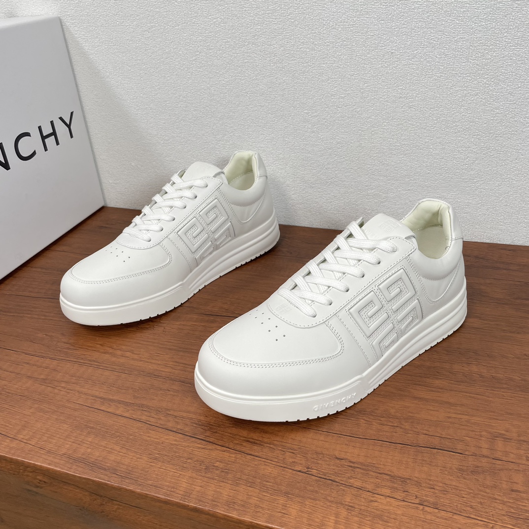 NO:271905,GIVENCHY/Givenchy G4 series low-top sneakers This classic 4G series lace-up sneakers are made of imported calfskin contrast splicing, with holes on the toe, 4G LOGO logo imprinted on the side, the tongue is decorated with GIVENCHY LOGO and 4G LOGO, the heel trim is embellished with GIVENCHY LOGO, cowhide inner lining, original independent integrated cowhide latex insole, original TPU large sole injection molded outsole, decorated with GIVENCHY LOGO and 4G LOGO details. It is equipped with a full set of original packaging dust bags!  Number of codes 39-40-41-42-43-44 Standard leather shoe size Article number U-001 Pili All white, given, given, given, given, sneakers, cowhide19860909GIVENCHY/纪梵希 G4系列低帮运动鞋 这款经典4G系列系带运动鞋,采用进口小牛皮撞色拼接制成,鞋头开孔细节,侧面压印4G LOGO标识,鞋舌饰以GIVENCHY LOGO和4G LOGO,后跟饰片点缀GIVENCHY LOGO,牛皮内里,原版独立一体牛皮乳胶鞋垫,原版TPU大底注塑外底,饰以GIVENCHY LOGO和4G LOGO细节.配全套原包装防尘袋！ 码数39-40-41-42-43-44 标准皮鞋码 货号U-001皮里 全白,,givenchy,givenchy,sneakers,cowhide,Men's shoes