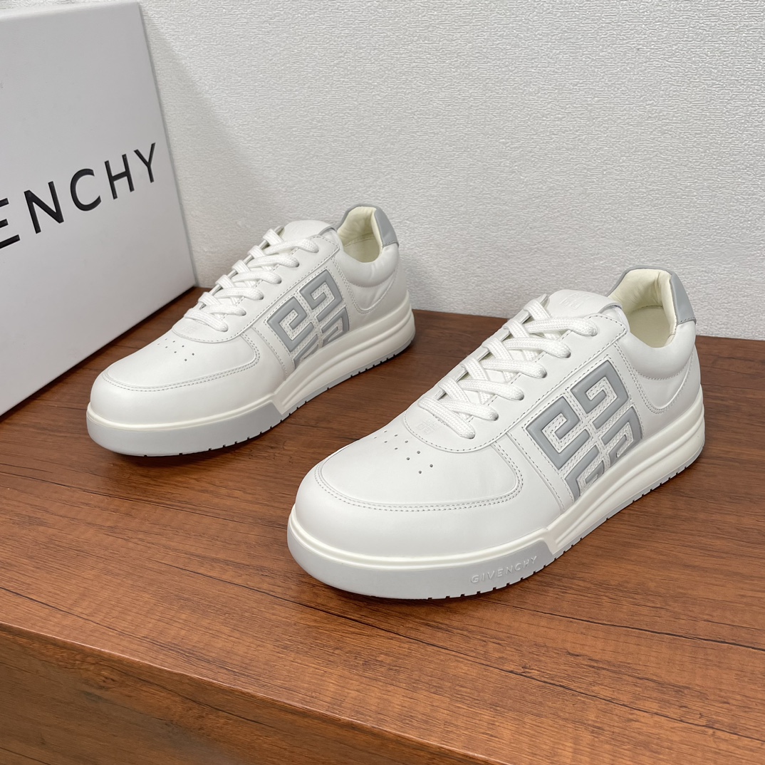 NO:271907,GIVENCHY/Givenchy G4 series low-top sneakers This classic 4G series lace-up sneakers are made of imported calfskin contrast splicing, with holes on the toe, 4G LOGO logo imprinted on the side, the tongue is decorated with GIVENCHY LOGO and 4G LOGO, the heel trim is embellished with GIVENCHY LOGO, cowhide inner lining, original independent integrated cowhide latex insole, original TPU large sole injection molded outsole, decorated with GIVENCHY LOGO and 4G LOGO details. It is equipped with a full set of original packaging dust bags!  Number of codes 39-40-41-42-43-44 Standard leather shoe size Article number U-001 leather white gray, given, given, given, given,sneakers,cowhide19860909GIVENCHY/纪梵希 G4系列低帮运动鞋 这款经典4G系列系带运动鞋,采用进口小牛皮撞色拼接制成,鞋头开孔细节,侧面压印4G LOGO标识,鞋舌饰以GIVENCHY LOGO和4G LOGO,后跟饰片点缀GIVENCHY LOGO,牛皮内里,原版独立一体牛皮乳胶鞋垫,原版TPU大底注塑外底,饰以GIVENCHY LOGO和4G LOGO细节.配全套原包装防尘袋！ 码数39-40-41-42-43-44 标准皮鞋码 货号U-001皮里 白灰,,givenchy,givenchy,sneakers,cowhide,Men's shoes