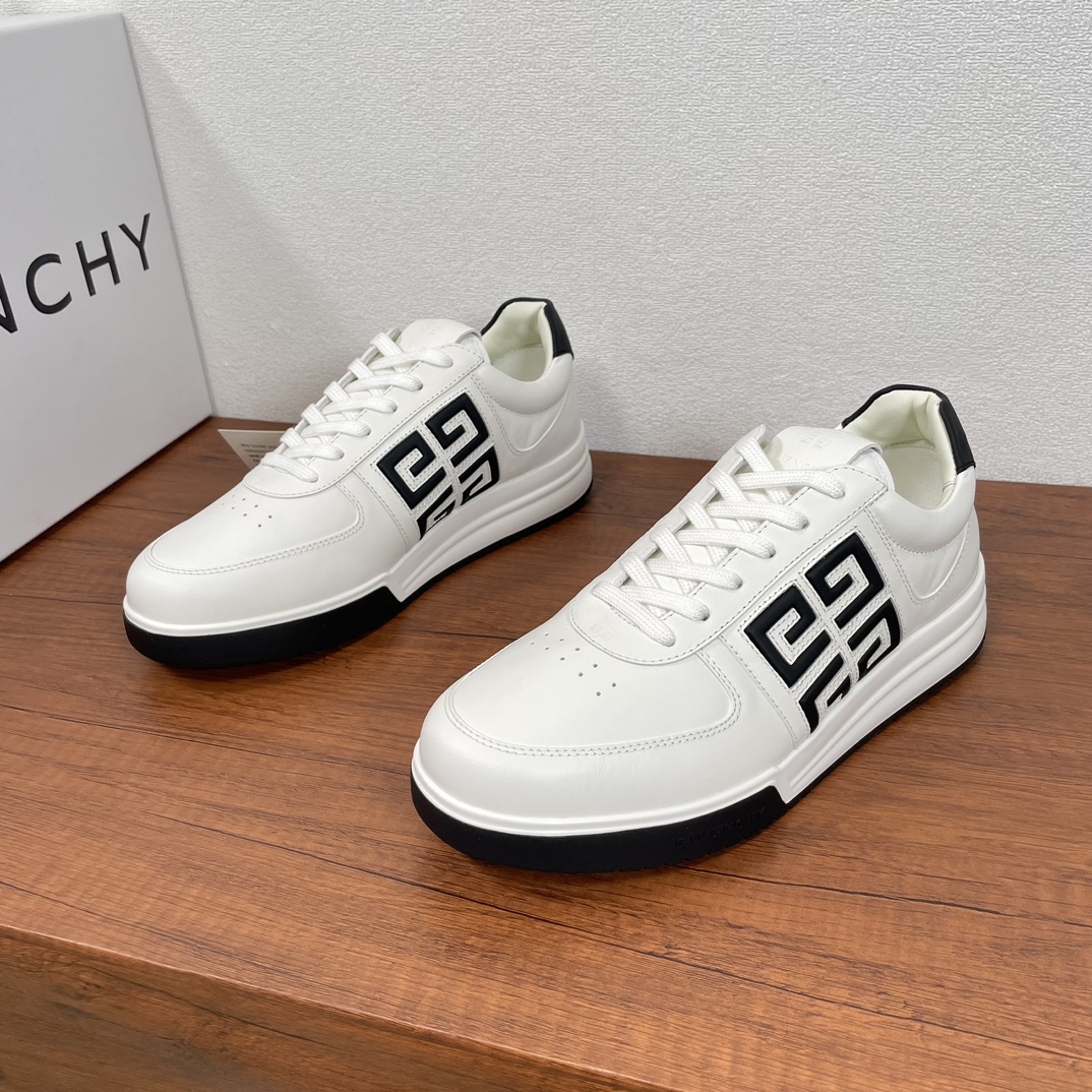 NO:271901,GIVENCHY/Givenchy G4 series low-top sneakers This classic 4G series lace-up sneakers are made of imported calfskin contrast splicing, with holes on the toe, 4G LOGO logo imprinted on the side, the tongue is decorated with GIVENCHY LOGO and 4G LOGO, the heel trim is embellished with GIVENCHY LOGO, cowhide inner lining, original independent integrated cowhide latex insole, original TPU large sole injection molded outsole, decorated with GIVENCHY LOGO and 4G LOGO details. It is equipped with a full set of original packaging dust bags!  Number of code 39-40-41-42-43-44 Standard leather shoe size Article number U-001 Peel white and black, given nchy, given nchy, given nchy, sneakers, cowhide19860909GIVENCHY/纪梵希 G4系列低帮运动鞋 这款经典4G系列系带运动鞋,采用进口小牛皮撞色拼接制成,鞋头开孔细节,侧面压印4G LOGO标识,鞋舌饰以GIVENCHY LOGO和4G LOGO,后跟饰片点缀GIVENCHY LOGO,牛皮内里,原版独立一体牛皮乳胶鞋垫,原版TPU大底注塑外底,饰以GIVENCHY LOGO和4G LOGO细节.配全套原包装防尘袋！ 码数39-40-41-42-43-44 标准皮鞋码 货号U-001皮里 白黑,,givenchy,givenchy,sneakers,cowhide,Men's shoes