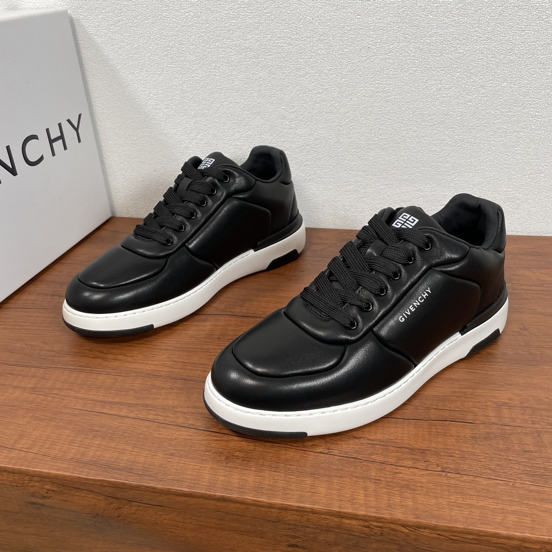 NO:271894,Givenchy/Givenchy New Men's Leather Spliced ​​Sneakers This sneaker uses a soft sheep leather upper, with a delicate texture, soft texture and crease-resistant, embedded hidden stitching details, and is decorated with a brand logo letter logo on the outside. Paired with a classic two-color rubber sole, empty rubber sole stitching process, it is durable to wear and cannot fall off the bottom, comfortable, light and shock-absorbing. The tongue of the same upper material is decorated with a 4G logo logo, showing Givenchy's trendy personality, matched with cowhide inner lining, logo cowhide foot pads, exclusive to all seasons, comfortable and breathable on the feet!  Fitted with a full set of dustproof bags in original packaging!  Size 39-40-41-42-43-44 Standard leather shoes size Article number FR 1268 Black, given, given, given,sneakers,cowhide,sheepskin19860909Givenchy/纪梵希 新款男士皮革拼接运动鞋 这款运动鞋采用柔软羊皮革鞋面,质感细腻,质地柔软耐折痕,嵌隐藏式缝线细节,外侧饰有品牌logo字母徽标.搭配经典双色橡胶鞋底,空胶底面缝线工艺,耐穿不掉底,舒适轻便又减震.同鞋面材质鞋舌饰有4G logo标识,尽显纪梵希潮流个性,搭配牛皮内里,徽标牛皮垫脚,四季专属打造,上脚舒适透气！配全套原包装防尘袋！ 码数39-40-41-42-43-44 标准皮鞋尺码 货号FR 1268 黑色,,givenchy,givenchy,sneakers,cowhide,sheepskin,Men's shoes