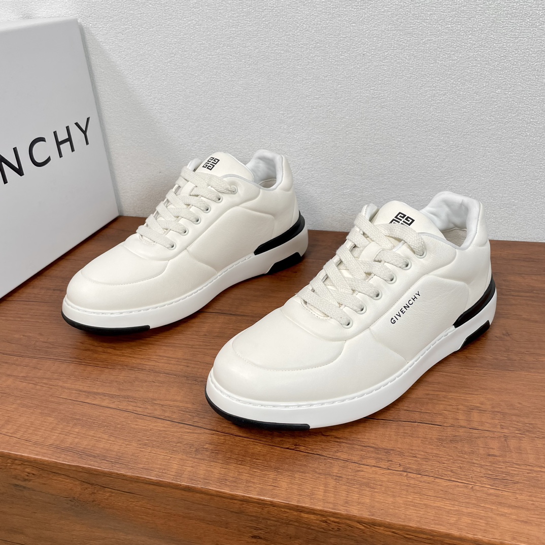 NO:271896,Givenchy/Givenchy New Men's Leather Spliced ​​Sneakers This sneaker uses a soft sheep leather upper, with a delicate texture, soft texture and crease-resistant, embedded hidden stitching details, and is decorated with a brand logo letter logo on the outside. Paired with a classic two-color rubber sole, empty rubber sole stitching process, it is durable to wear and cannot fall off the bottom, comfortable, light and shock-absorbing. The tongue of the same upper material is decorated with a 4G logo logo, showing Givenchy's trendy personality, matched with cowhide inner lining, logo cowhide foot pads, exclusive to all seasons, comfortable and breathable on the feet!  Fitted with a full set of dustproof bags in original packaging!  Size 39-40-41-42-43-44 Standard leather shoes size Article number FR 1268 White, given, given, given,sneakers,cowhide,sheepskin19860909Givenchy/纪梵希 新款男士皮革拼接运动鞋 这款运动鞋采用柔软羊皮革鞋面,质感细腻,质地柔软耐折痕,嵌隐藏式缝线细节,外侧饰有品牌logo字母徽标.搭配经典双色橡胶鞋底,空胶底面缝线工艺,耐穿不掉底,舒适轻便又减震.同鞋面材质鞋舌饰有4G logo标识,尽显纪梵希潮流个性,搭配牛皮内里,徽标牛皮垫脚,四季专属打造,上脚舒适透气！配全套原包装防尘袋！ 码数39-40-41-42-43-44 标准皮鞋尺码 货号FR 1268 白色,,givenchy,givenchy,sneakers,cowhide,sheepskin,Men's shoes