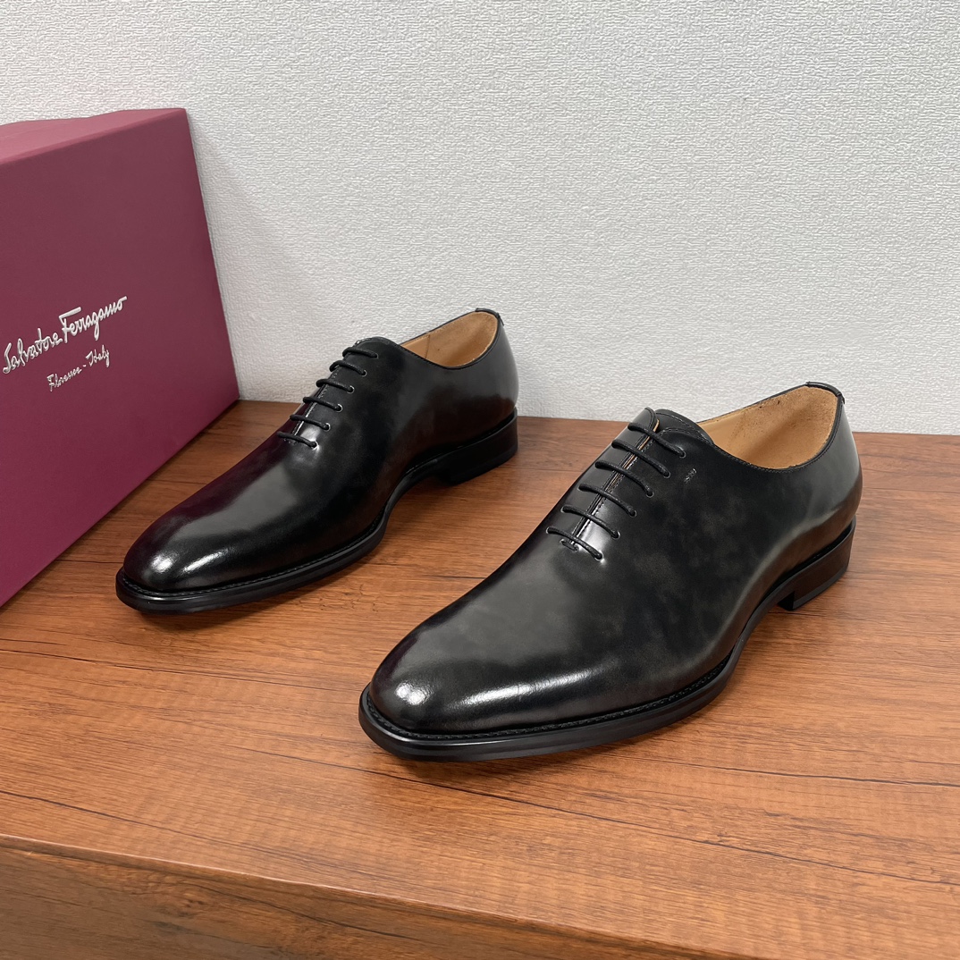 NO:274680,Code YS005868 Ferragamo Handmade boutique men's leather shoes Exclusive channel boutique, spot instant delivery!  Use imported beaded beaded cowhide surface, hand-made color polishing process, internal force dyed calf leather, delicate leather, gloss and resistant to crease, texture is far from comparable to ordinary market leather materials, Goodyear hand-made cold sticking process, this Oxford formal leather shoes interprets classic shoes in a modern style, the upper is made of whole leather, tapered shoe shape, simple and neat lines, fine workmanship, full modern style, soft leather has been processed and hand-painted, layering and elegance instantly improve the grade, genuine leather outsole heel rubber patch is comfortable and non-slip, every detail is exquisite, full set of original packaging, supports all forms of comparison inspection, but package returns Size 38-39-40-41-42-43-44 Standard leather shoe size Article number 199830 Black and gray,,ferragamo,ferragamo,cowhide,Leather soles19860909编码YS005868 Ferragamo/菲拉格慕 手工精品男士皮鞋 独家渠道精品,现货秒发！ 采用进口开边珠牛皮面 手工擦色工艺 内力本染小牛皮 皮质细腻 光泽透亮 耐折痕 质感远非一般市场皮料可以比拟 固特异手工冷粘工艺 这款牛津正装皮鞋以现代风格演绎经典鞋款 鞋面采用整块皮革制作 锥形鞋型 线条简约利落 做工精细 十足现代风范 柔软的皮革经过处理配合手工擦色 层次和优雅感瞬间提升档次 真皮大底后跟橡胶贴片舒适防滑 每一个细节都是精工细作 全套原包装 支持一切形式对比验货 不过包退 尺码38-39-40-41-42-43-44 标准皮鞋尺码 货号199830 黑灰色,,ferragamo,ferragamo,cowhide,Leather soles,Men's shoes