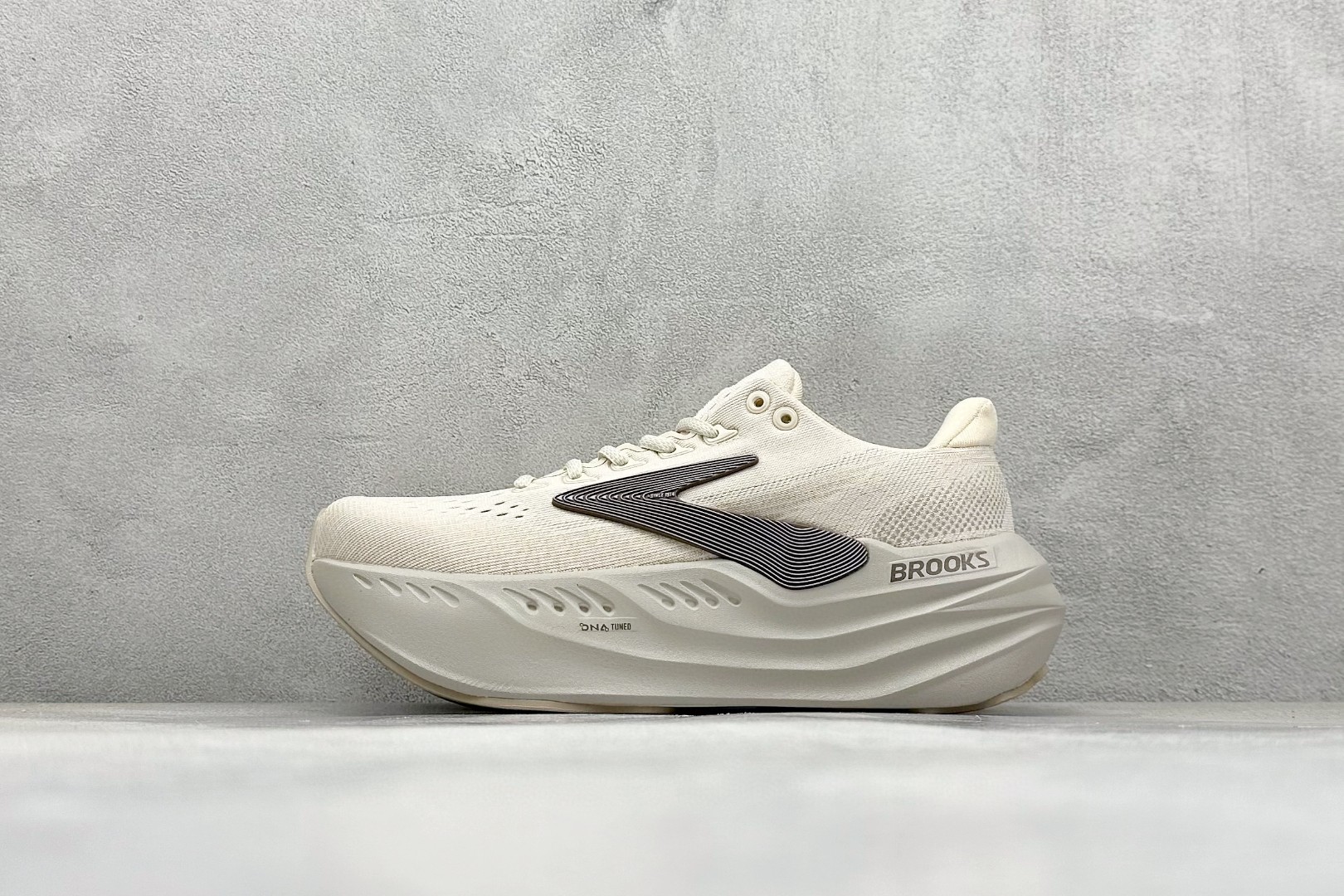 🈴终端放货💰180
 Brooks Glycerin Max 布鲁克斯 超级甘油缓震马拉松慢跑鞋
#广东超临界大底 原楦原纸板 客供原厂材料开发 极致一眼正品既视感 细节如图所示

货号：120436 1B 208
尺码：36-46带半码 BLKH
