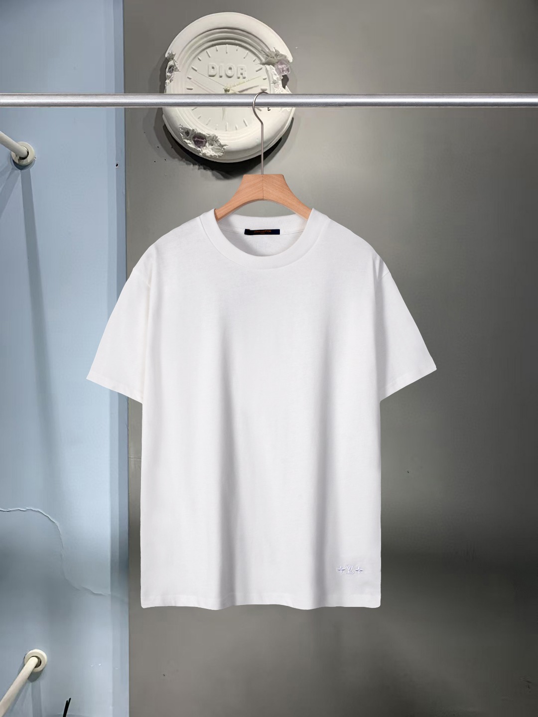 La clásica camiseta con cuello redondo y bordado de tres flores de P105 Lvjia está a la venta en el mostrador oficial a…