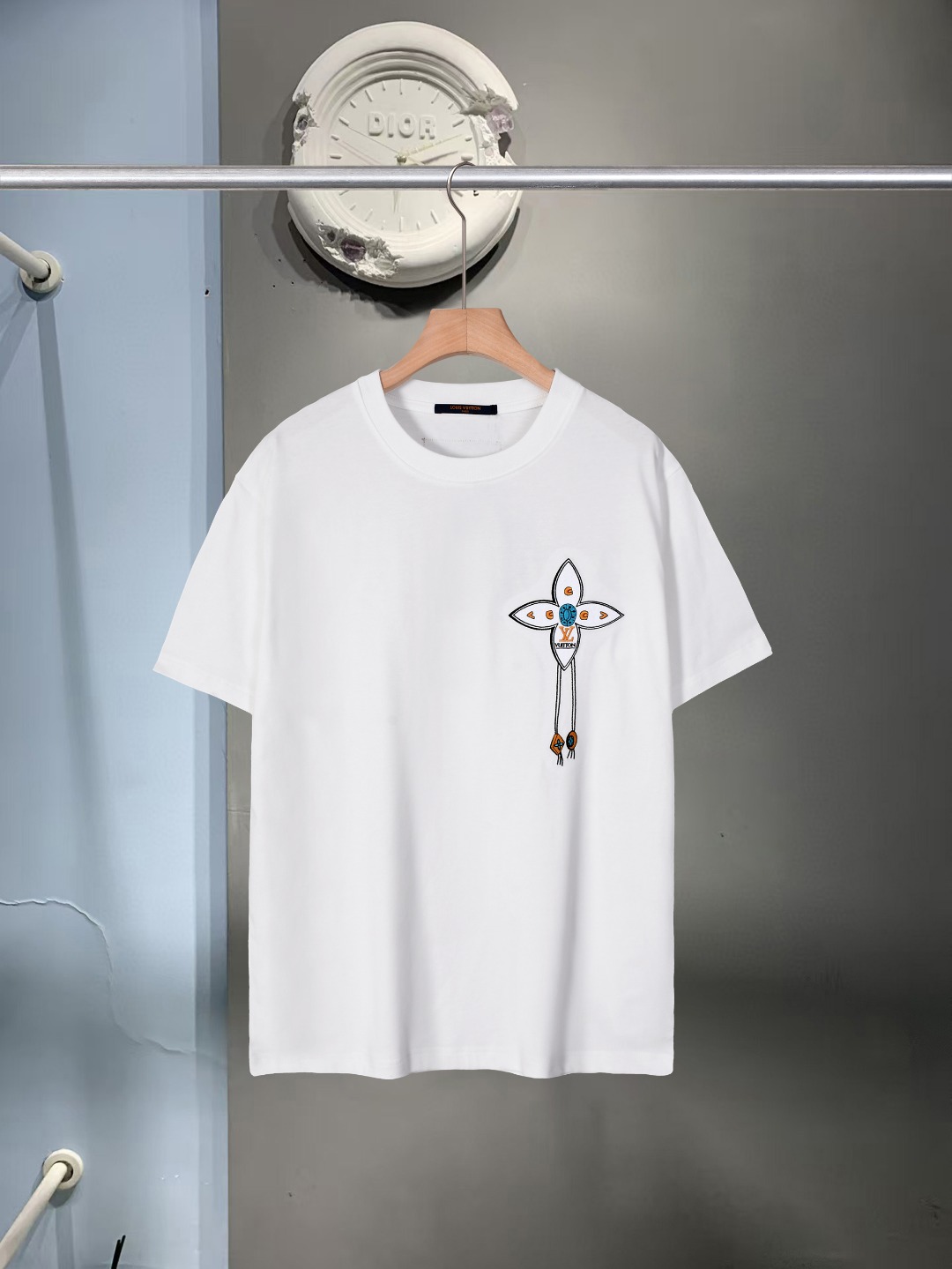 P105 Nueva camiseta corta bordada con cuello redondo de Lujia. Esta camiseta es un producto nuevo de la serie de verano…