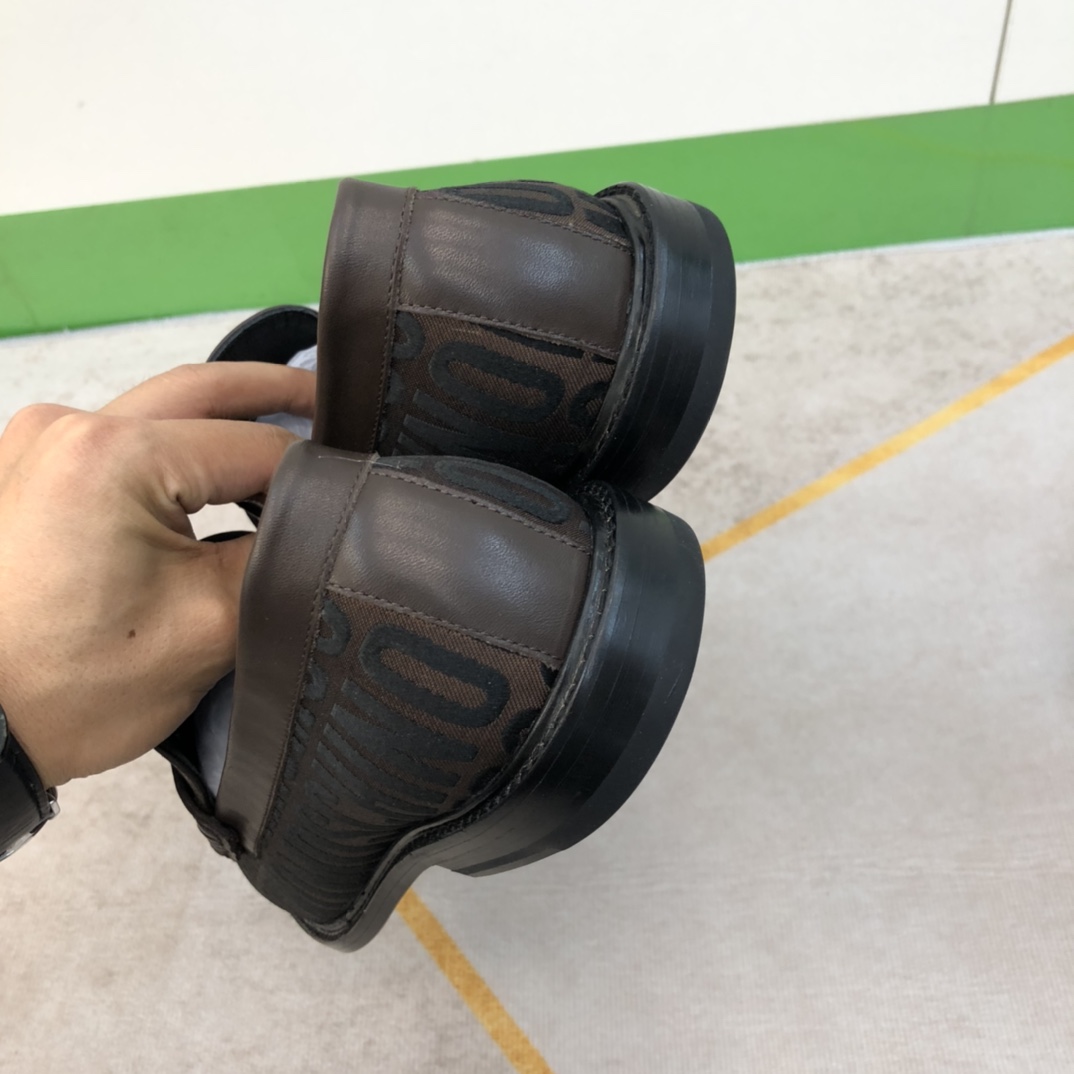 ️Moschino️莫斯奇诺德比鞋真皮底款️码39一445一10️休闲走秀皮鞋！纯正高品质可11比较！面