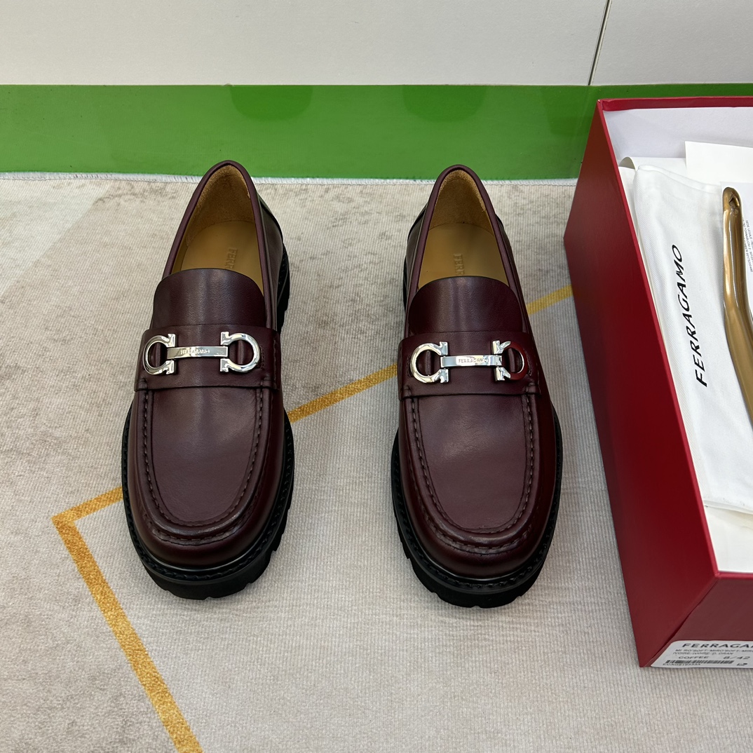 NO:778743,【SF】Top craftsmanship, Loafers, sizes 39-44 (6.5-9), business leather shoes!  Light and comfortable!  Pure and high quality can be compared!  Fabric Original calfskin!  Calfskin lining!  A complete set of handcrafted items!  The texture and comfort have been improved to another level!  Exclusive private mold rubber foam combination anti-slip bottom!  38,45 customized,,loafers,cowhide19860909【SF】 顶尖工艺,乐福鞋 码39－44(6. 5 一9) 商务皮鞋！轻盈舒适！纯正高品质可11比较！面料原版小牛皮！内里小牛皮！全套包手工工艺款！质感、舒适度又提升一级别！独家私模橡胶化泡组合防滑底！38,45定做,,loafers,cowhide,Men's shoes