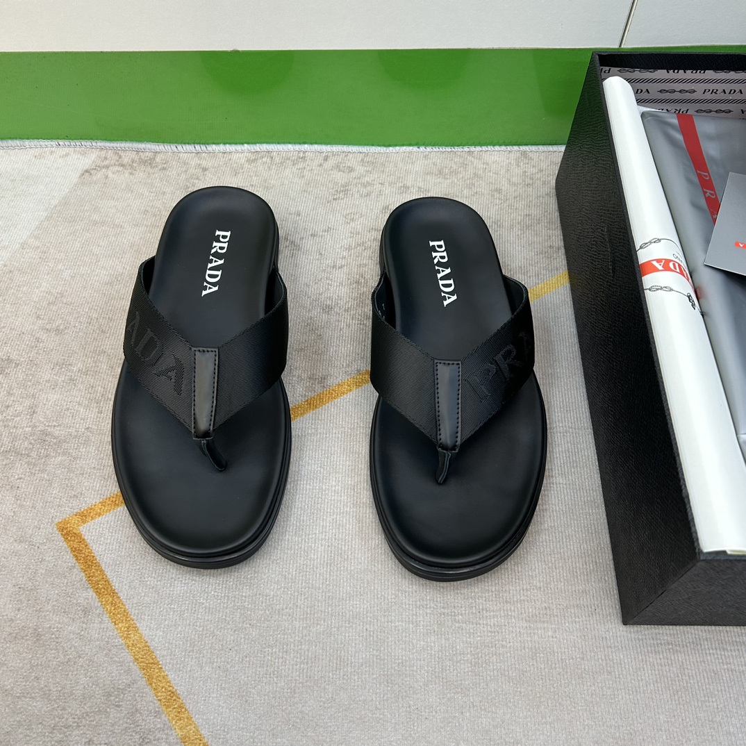 NO:284097,【P R A ＊A】 Fashionable classic men's slippers, regular size 39-44, (5-10) will be released simultaneously!  goods!  Exclusive for fashionable and casual summer!  Convenient sandwich!  Raw leather calf with brand logo nylon webbing (super texture and feel), imported calf leather inside, super soft private mold latex mid-pad, anti-slip wear-resistant rubber large sole!  !  Super ritual sense!  gentlemanly, slippers,cowhide19860909【P R A ＊A】 时尚经典男拖鞋 正码39一44,(5一10) 同步发售！货！时尚休闲夏季专属！便捷凉拖！原皮料小牛配品牌标识尼龙织带(超强质感、手感),内里进口小牛皮,超柔软私模乳胶中垫,防滑耐磨橡胶大底！！超级仪式感！绅士风,,slippers,cowhide,Men's shoes