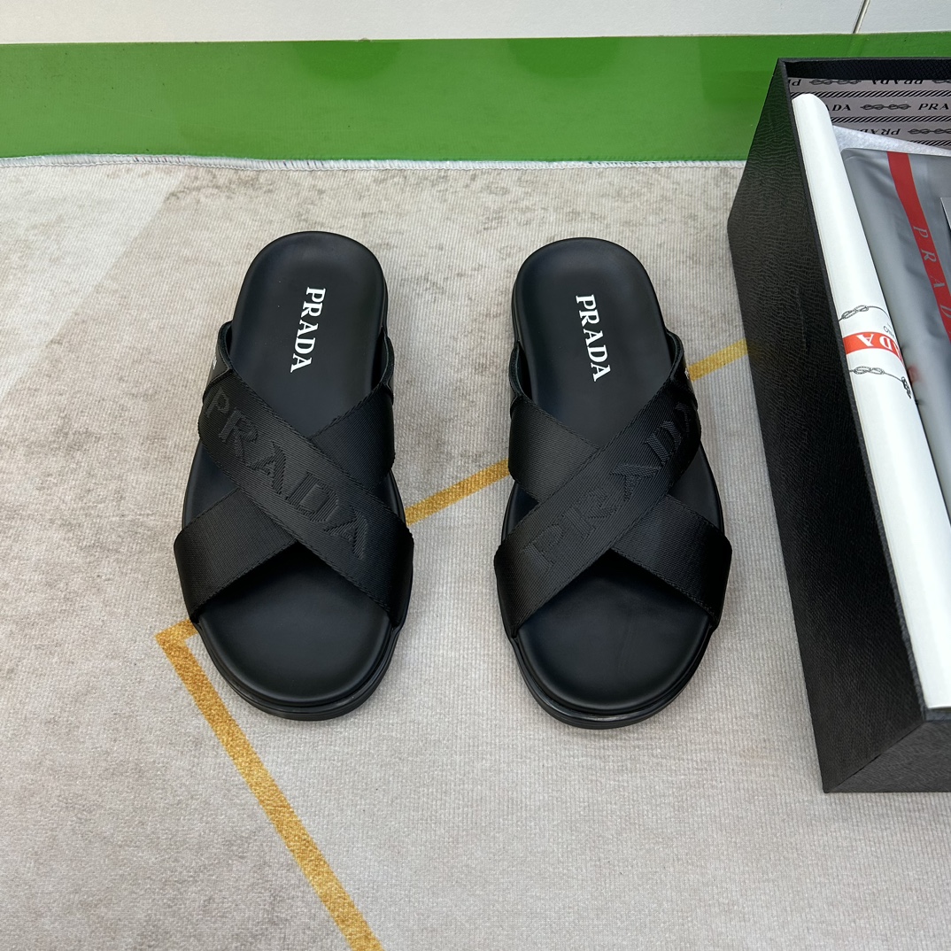 NO:284102,【P R A ＊A】 Fashionable classic men's slippers 39-44, (5-10) are available simultaneously!  goods!  Exclusive for fashionable and casual summer!  Convenient sandwich!  Raw leather calf with brand logo nylon webbing (super texture and feel), imported calf leather inside, super soft private mold latex mid-pad, anti-slip wear-resistant rubber large sole!  !  Super ritual sense!  gentlemanly, slippers,cowhide19860909【P R A ＊A】 时尚经典男拖鞋 正39一44,(5一10) 同步发售！货！时尚休闲夏季专属！便捷凉拖！原皮料小牛配品牌标识尼龙织带(超强质感、手感),内里进口小牛皮,超柔软私模乳胶中垫,防滑耐磨橡胶大底！！超级仪式感！绅士风,,slippers,cowhide,Men's shoes