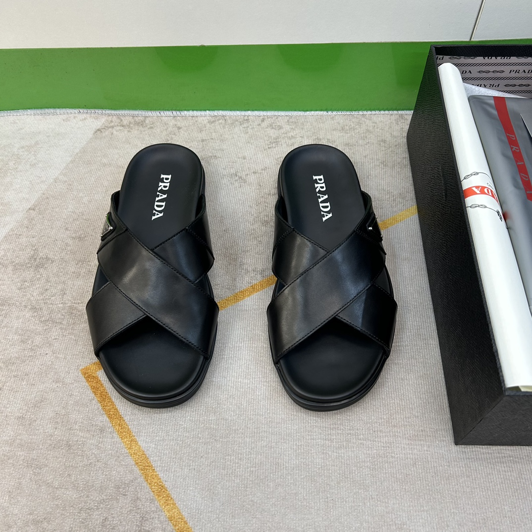 NO:284107,【P R A ＊A】 Fashionable classic men's slippers, regular size 39-44, (5-10) will be released simultaneously!  goods!  Exclusive for fashionable and casual summer!  Convenient sandwich!  Raw leather calf with brand logo nylon webbing (super texture and feel), imported calf leather inside, super soft private mold latex mid-pad, anti-slip wear-resistant rubber large sole!  !  Super ritual sense!  gentlemanly, slippers,cowhide19860909【P R A ＊A】 时尚经典男拖鞋 正码39一44,(5一10) 同步发售！货！时尚休闲夏季专属！便捷凉拖！原皮料小牛配品牌标识尼龙织带(超强质感、手感),内里进口小牛皮,超柔软私模乳胶中垫,防滑耐磨橡胶大底！！超级仪式感！绅士风,,slippers,cowhide,Men's shoes