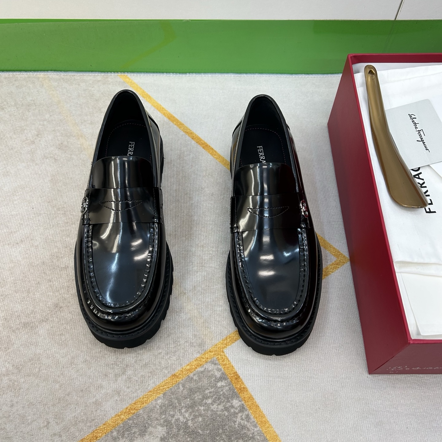 NO:279092,【SF】Top craftsmanship, loafers Size 39-44 (6.5-9) Business leather shoes!  Light and comfortable!  Pure and high quality can be compared 11!  Original calfskin fabric!  Calfskin inside!  Full set of handmade craftsmanship models!  The texture and comfort level are improved by one level!  Exclusive private mold rubberized bubble combination anti-slip bottom!  38,45 Custom made, Loafers, cowhide19860909【SF】 顶尖工艺,乐福鞋 码39－44(6. 5 一9) 商务皮鞋！轻盈舒适！纯正高品质可11比较！面料原版小牛皮！内里小牛皮！全套包手工工艺款！质感、舒适度又提升一级别！独家私模橡胶化泡组合防滑底！38,45定做,,loafers,cowhide,Men's shoes