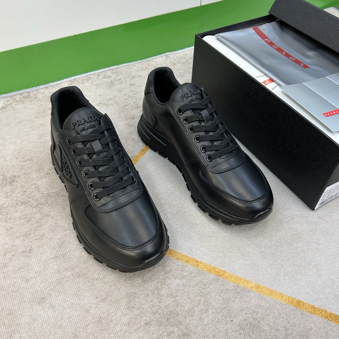 NO:280477,【PR＊】 High-grade, top-notch craftsman casual style, regular size 39-44 (5-10) Exclusive original calfskin!  Inside calfskin, latex back-up foot pad!  Original TPU bottom!  goods!  Look at the details carefully, the texture is super strong!  But 11 can withstand all kinds of tests!  4T3576, cowhide19860909【PR＊】 高品级,顶尖工艺 男士休闲款 正码39一44(5－10） 独家原小牛皮！内里小牛皮,乳胶回力垫脚！原TPU大底！货！品质细看细节图,质感超强！可11经得起各种考验！4T3576,,cowhide,Men's shoes