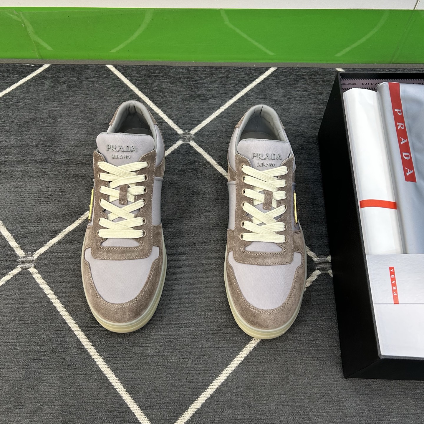 NO:280469,【PRA＊】 High-grade, top-notch craftsman casual model, regular code 39-44 (5-10) updated simultaneously!  Original single high-quality products. Exclusive original single customized recycled nylon latest brand element triangle tower with grained calfskin!  Full calfskin is attached to the inner lining, latex force foot pad!  Original TPU bottom!  goods!  Look at the details carefully, the texture is super strong!  But 11 can withstand all kinds of tests!  2EE 364,38,45 Customized No Returns and Exchanges, Prada, cowhide19860909【PRA＊】 高品级,顶尖工艺 男士休闲款 正码39一44(5－10） 同步更新！原单高品.独家原单订制再生尼龙最新品牌元素三角塔配粒面小牛皮！内里附垫全小牛皮,乳胶回力垫脚！原TPU大底！货！品质细看细节图,质感超强！可11经得起各种考验！2EE 364,38,45定做不退换,,prada,cowhide,Men's shoes