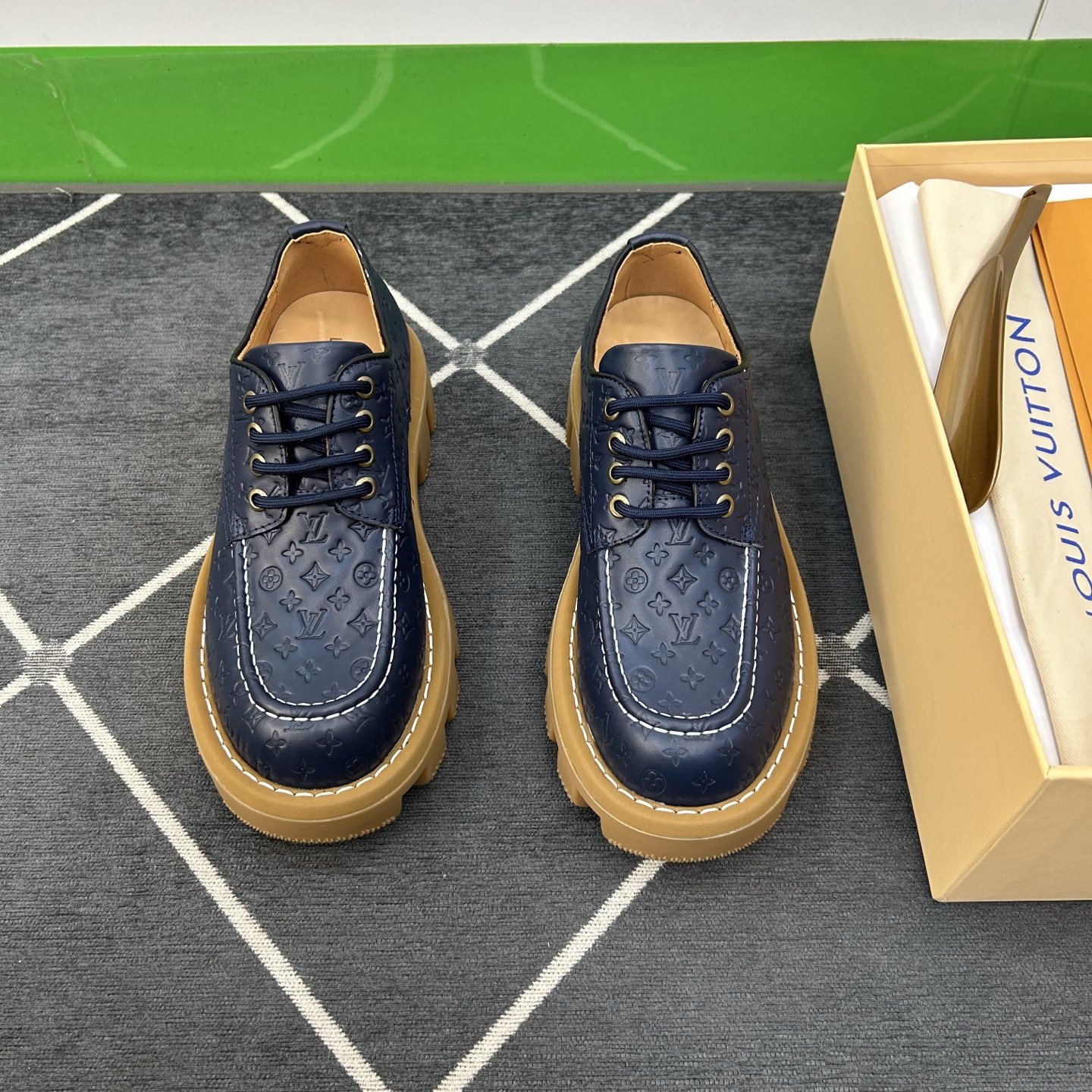 NO:279068,【L*V】 Fashionable hiking shoes, regular size 39-45 classic hiking shoes!  goods!  Top craftsmanship [Strong] Italian comprehensive raw leather calf painted leather pressed classic flower (super texture and feel), calf leather inside, T P U original bottom!  !  Super ritual sense!  Gentlemanly style!  ,,cowhide19860909【L*V】 时尚登山鞋 正码39一45 经典款登山鞋！货！顶级手工艺[强]意大利全面原皮料小牛漆面皮压经典小花(超强质感、手感),内里小牛皮,T P U原版大底！！超级仪式感！绅士风！,,cowhide,Men's shoes