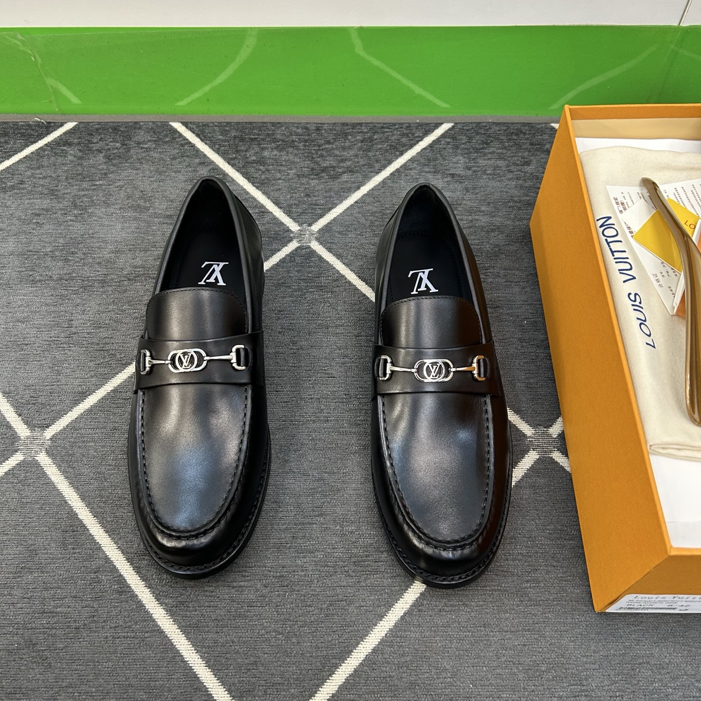 NO:279041,【L*V】Exclusive high-quality fashionable formal leather sole, regular size 39-44, (6.5-9) Classic small leather shoes!  goods!  [High money to create template calfskin is not an ordinary material ready-made on the market!  】Top-level handicraft [Strong] Italy imported raw leather calf lacquer leather (super texture and feel), imported calf leather inside, fully imported leather genuine leather bottom!  !  Super ritual sense!  Gentlemanly style!  38,45 Custom made non-return, cowhide, Leather soles19860909【L*V】独家高品 时尚正装皮底 正码39一44,(6.5一9) 经典款小皮鞋型！货！【重金打造模版小牛皮,并非市场现成材普通材料！】顶级手工艺[强]意大利全面进口原皮料小牛漆面皮(超强质感、手感),内里进口小牛皮,全进口皮丕真皮大底！！超级仪式感！绅士风！38,45订做不退换,,cowhide,Leather soles,Men's shoes