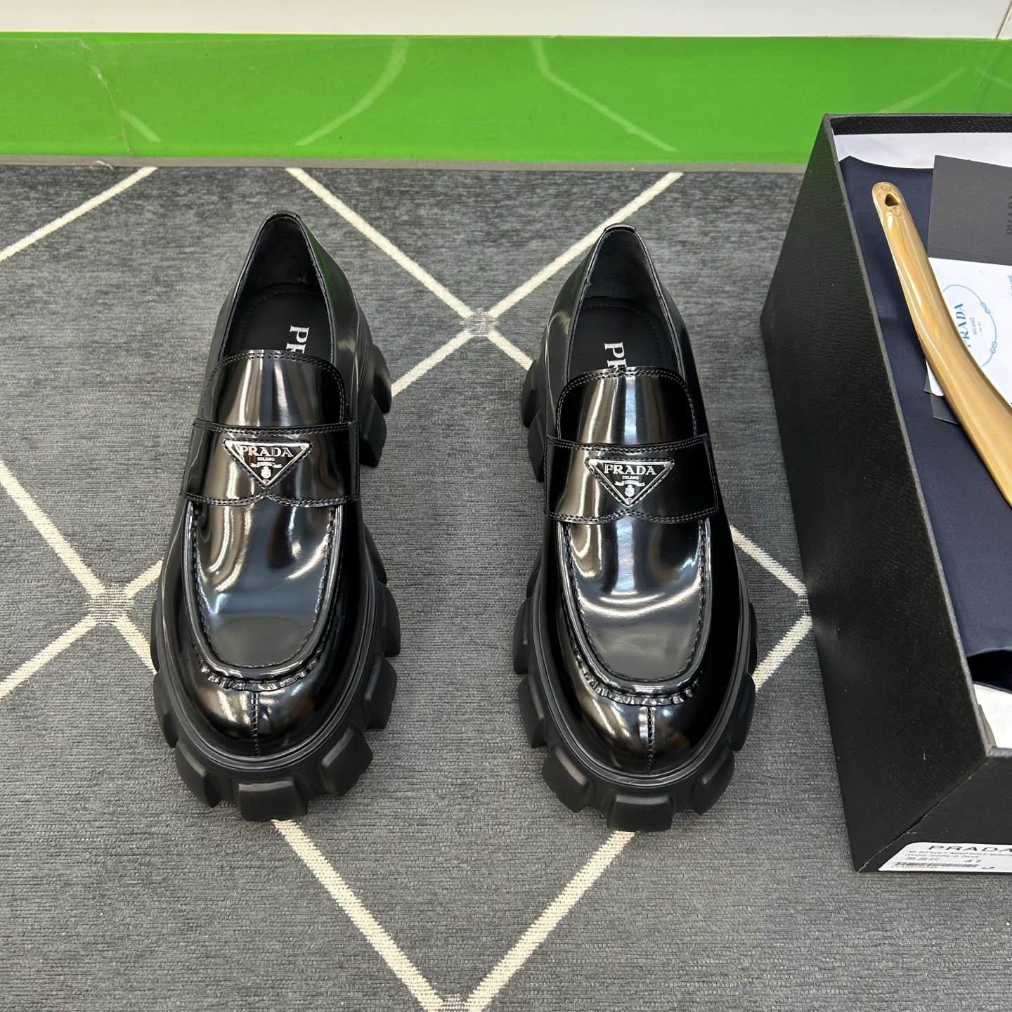 NO:279046,【PRA＊】Latest version Four Seasons Men's Derby Shoes, regular size 39-44, (5-10) Lightweight and casual business model!  goods!  The shallow mouth design is lightweight, top-level handicraft [strong], original fabric drink cowhide (super texture and feel), imported calf leather inside, and the cushion is made of ancient special craftsmanship, comfortable and wear-resistant!  The unique new model has a lightweight and anti-slip bottom!  !  Super comfortable!  4 E 127, prada,cowhide19860909【PRA＊】最新版本 四季男士德比鞋 正码39一44,(5一10) 轻便休闲商务款！货！浅口设计穿着轻便,顶级手工艺[强],面料原版饮奶牛皮(超强质感、手感),内里进口小牛皮,附垫用古特异工艺,舒适耐磨！独品新款增高X·l轻盈防滑大底！！超强舒适感！4 E 127,,prada,cowhide,Men's shoes