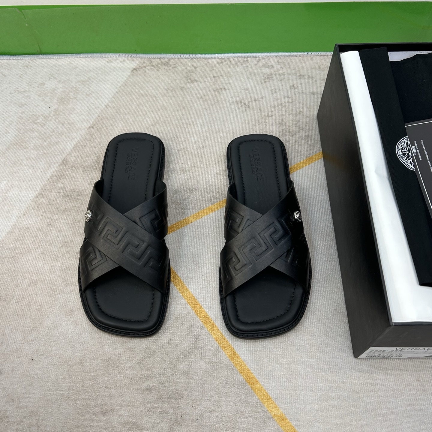 NO:356404,【VERSAC＊】 High-quality, high-end users Men's genuine leather slippers, regular size 39-44 (4-10), 45 customized, released simultaneously!  goods!  Top-level handicraft [Strong] Original calfskin (super texture and feel), full calfskin pad, super texture!  Thickened leather sole!  !  Super comfortable!  , versace,slippers,cowhide,Leather soles19860909【VERSAC＊】 高品质,高端用户 男士真皮底拖鞋 正码39－44(4一10）,45定做 同步发售！货！顶级手工艺[强]原版小牛皮(超强质感、手感),全小牛皮包垫,质感超强！加厚真皮大底！！超强舒适感！,,versace,slippers,cowhide,Leather soles,Men's shoes