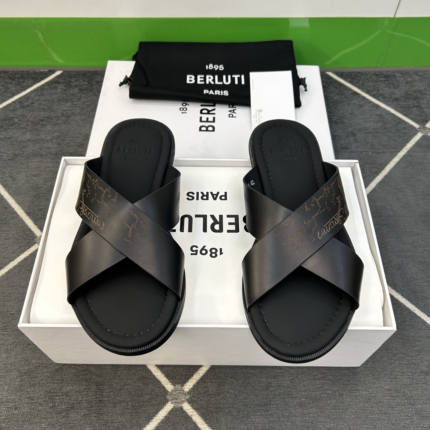 NO:284092,【BERLUT＊】Hand-made paint and color change fashion slippers, regular size 39-44, (5-10) High-tech pure handmade goods!  Fashionable slippers with high-gloss style, fully imported calfskin, hand-painted (super texture, feel), mid-cushion full-cover calfskin!  Exclusive raw glue anti-slip bottom!  !  Super ritual sense!  Gentlemanly style!  45 Custom made non-return, slippers, cowhide19860909【BERLUT＊】 手工涂绘改色 时尚拖鞋 正码39一44,(5一10） 高工艺纯手工货！时尚拖鞋高光款意大利全面进口小牛皮丕手工涂绘(超强质感、手感),中垫全包小牛皮！独家生胶防滑大底！！超级仪式感！绅士风！45定做不退换,,slippers,cowhide,Men's shoes
