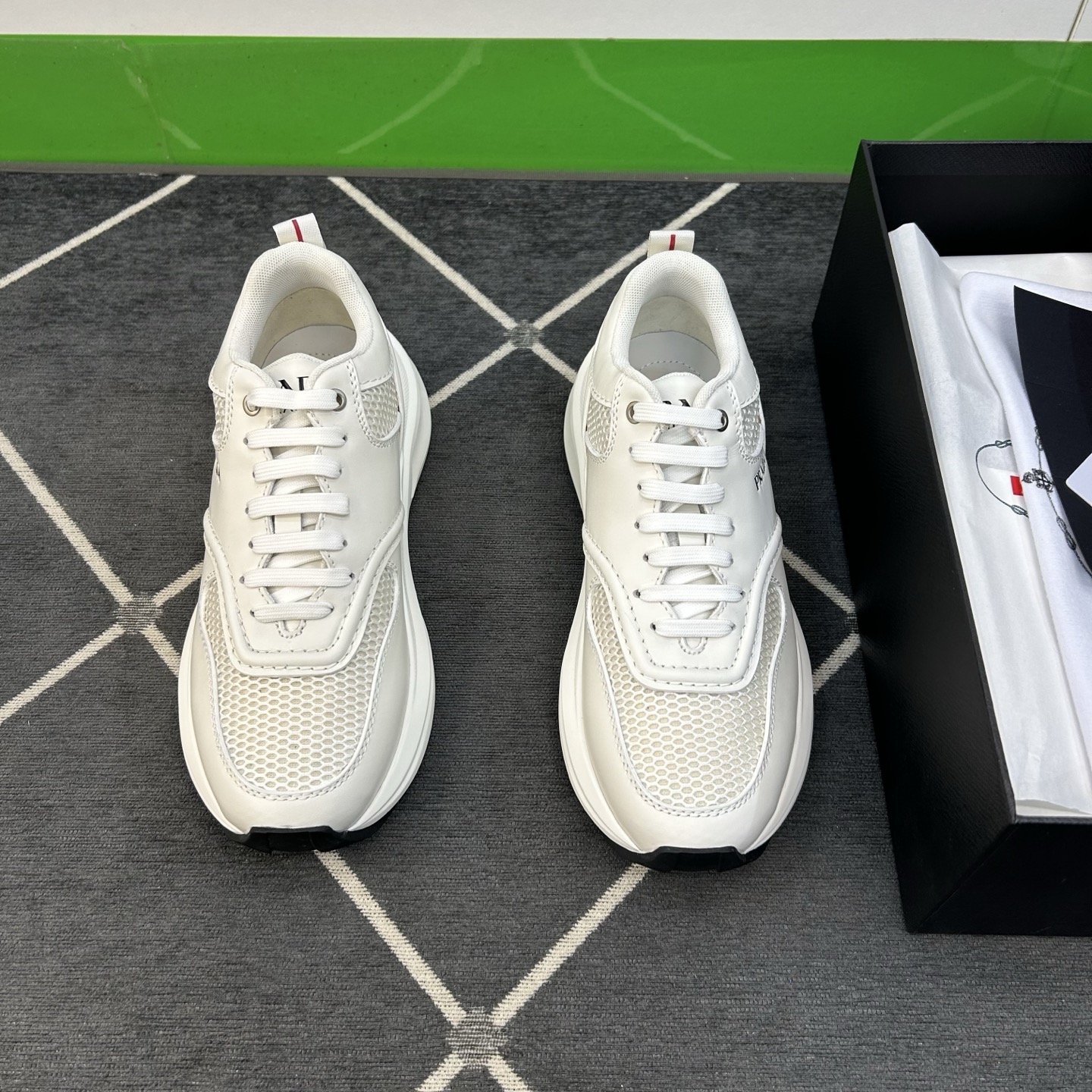 NO:283450,【PR＊】 High-grade, top-notch craftsman casual style, regular size 39-44 (5-10) classic sneakers!  Unique brand imprint image design!  Original calfskin with breathable mesh!  Breathable mesh cloth inside with calfskin cushion!  Latex resilience foot pad!  Primary bubble rebounds the bottom!  goods!  Look at the details carefully, the texture is super strong!  But 11 can withstand all kinds of tests!  2 E G 151,,sneakers,cowhide19860909【PR＊】 高品级,顶尖工艺 男士休闲款 正码39一44(5－10） 经典运动鞋款！独特品牌压印形象设计！面料原小牛皮配透气网！内里透气网布配小牛皮附垫！乳胶回力垫脚！原化泡回弹大底！货！品质细看细节图,质感超强！可11经得起各种考验！2 E G 151,,sneakers,cowhide,Men's shoes