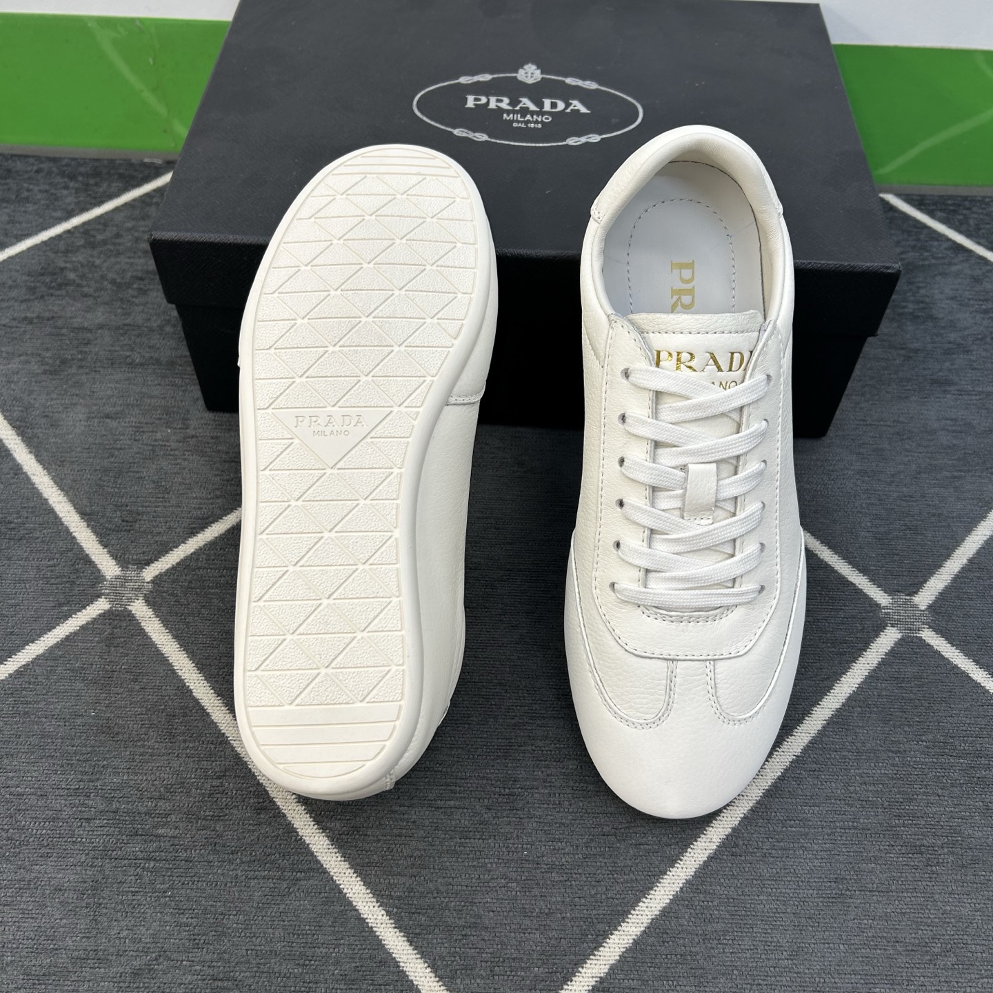 ⚠️【PR＊D A】⚠️高品级，顶尖工艺⚠️男士休闲款⚠️正码39一44(5－10）⚠️经典轻便鞋款！独