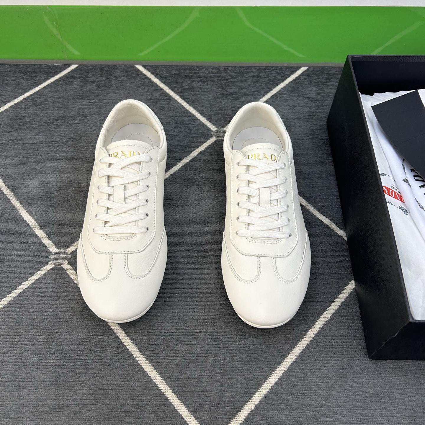 ⚠️【PR＊D A】⚠️高品级，顶尖工艺⚠️男士休闲款⚠️正码39一44(5－10）⚠️经典轻便鞋款！独