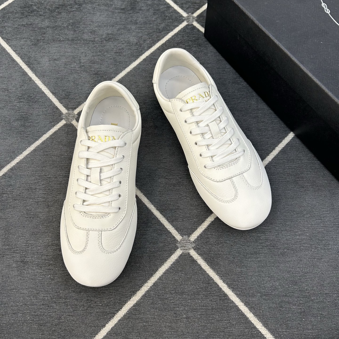 ⚠️【PR＊D A】⚠️高品级，顶尖工艺⚠️男士休闲款⚠️正码39一44(5－10）⚠️经典轻便鞋款！独