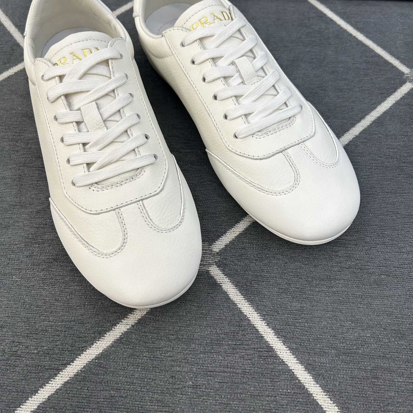 ⚠️【PR＊D A】⚠️高品级，顶尖工艺⚠️男士休闲款⚠️正码39一44(5－10）⚠️经典轻便鞋款！独