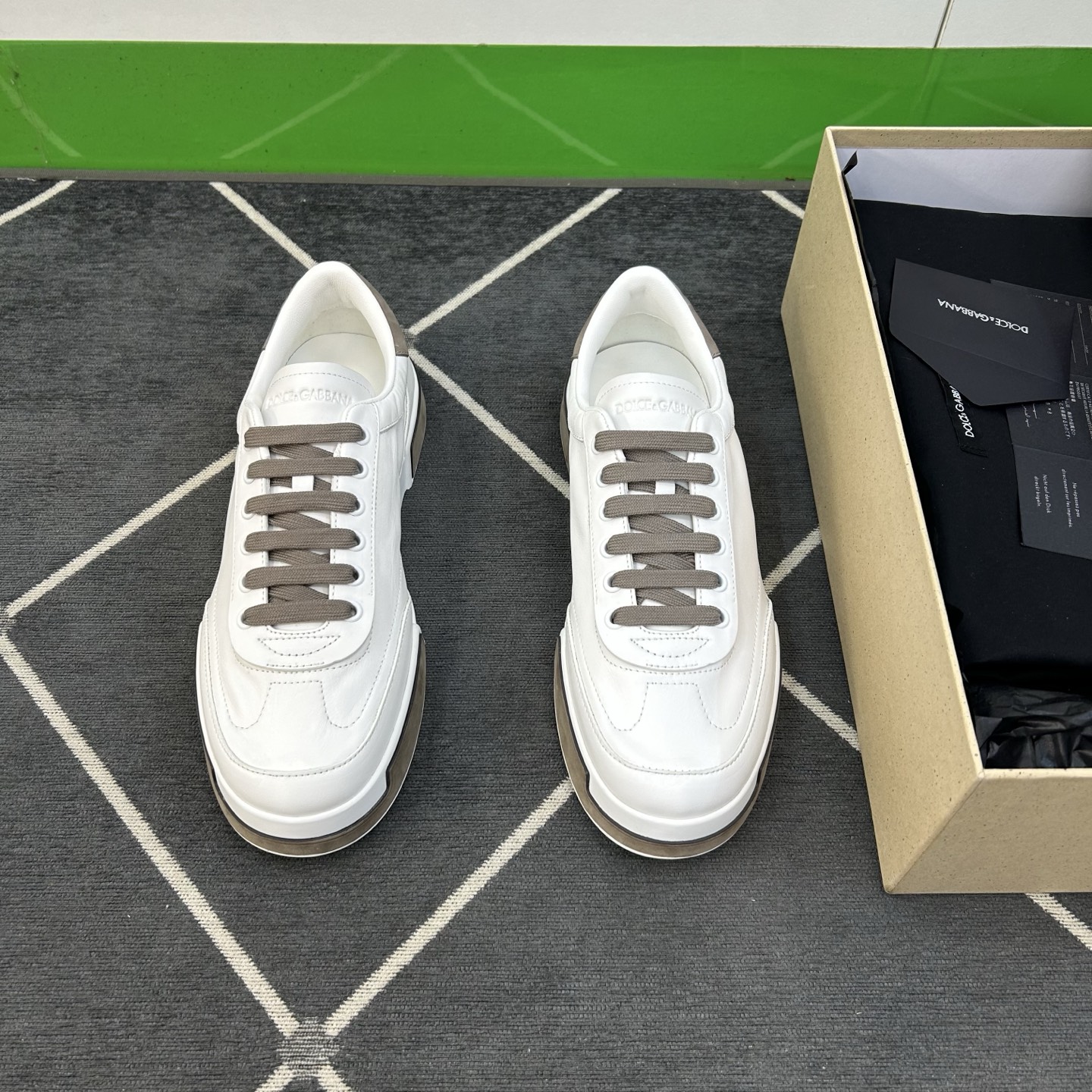 NO:346282,【D & G】 High-grade, top craftsman casual style, regular size 39-44 (5-10) D & G is fashionable, casual and versatile, unique design style!  Full original single layer calfskin, inner calfskin latex back-up foot pad!  Exclusive for summer, soft and comfortable!  Original TPU bottom!  goods!  Look at the details carefully, the texture is super strong!  But 11 can withstand all kinds of tests!  ,,cowhide19860909【D ＆G】 高品级,顶尖工艺 男士休闲款 正码39一44(5 一10) D ＆G时尚休闲百搭款,独特设计风格！全原版单层小牛皮,内里小牛皮乳胶回力垫脚！夏季专属,柔软舒适！原TPU大底！货！品质细看细节图,质感超强！可11经得起各种考验！,,cowhide,Men's shoes