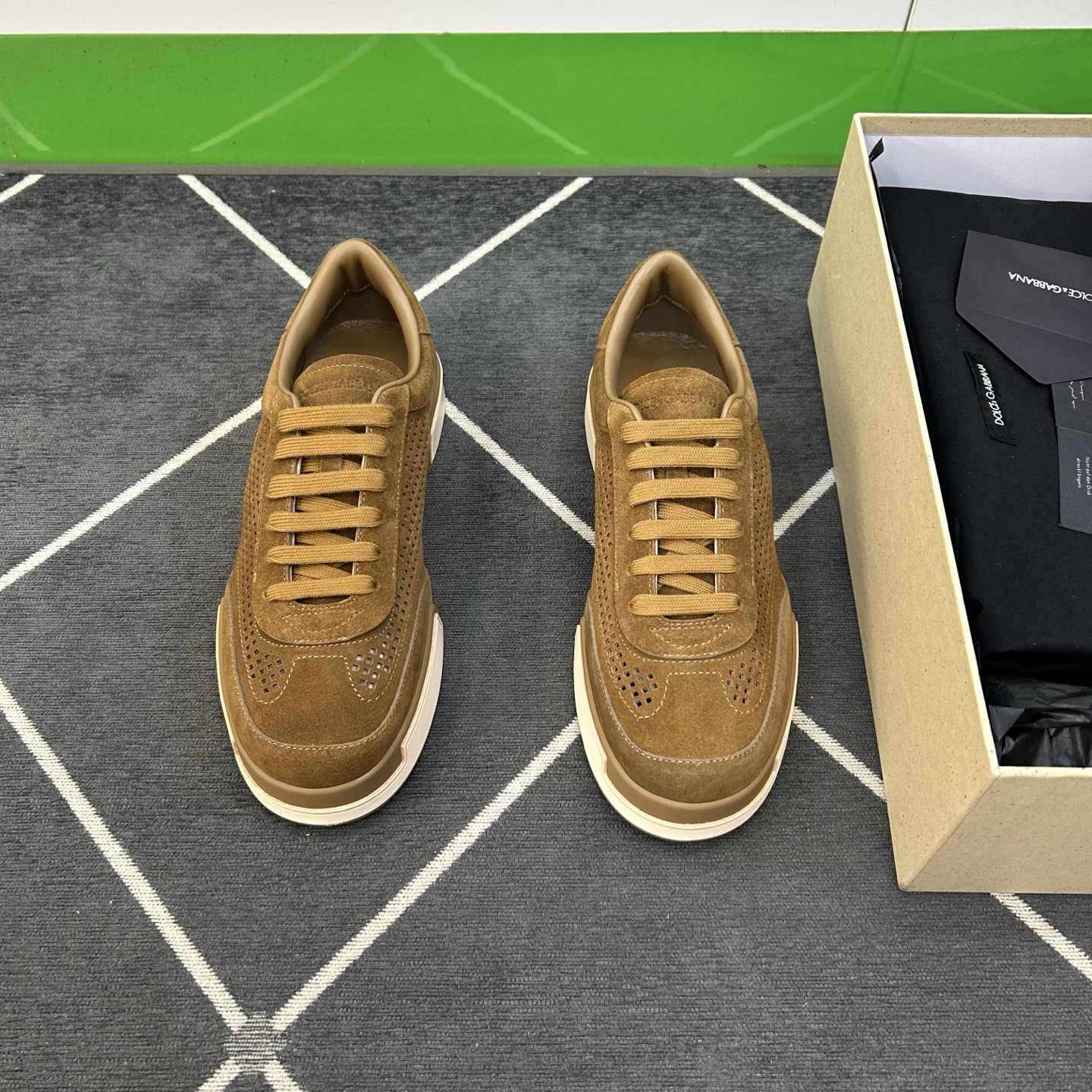 NO:346303,【D & G】 High-grade, top craftsman casual style, regular size 39-44 (5-10) D & G is fashionable, casual and versatile, unique design style!  Full original single-layer calfskin hollow design, calfskin latex back-up foot pads inside!  Exclusive for summer, soft and comfortable!  Original TPU bottom!  goods!  Look at the details carefully, the texture is super strong!  But 11 can withstand all kinds of tests!  ,,cowhide19860909【D ＆G】 高品级,顶尖工艺 男士休闲款 正码39一44(5 一10) D ＆G时尚休闲百搭款,独特设计风格！全原版单层小牛皮镂空设计,内里小牛皮乳胶回力垫脚！夏季专属,柔软舒适！原TPU大底！货！品质细看细节图,质感超强！可11经得起各种考验！,,cowhide,Men's shoes