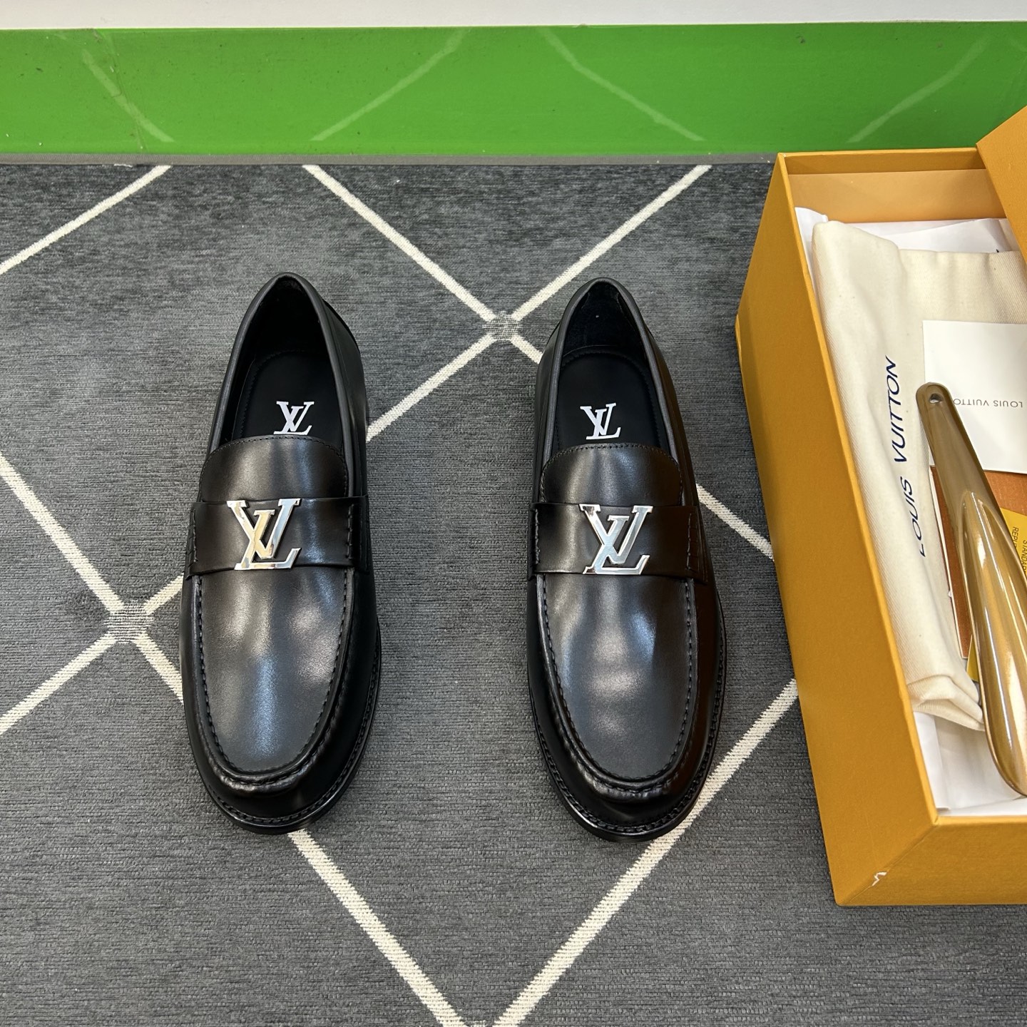 ⚠️【L*V】独家高品⚠️时尚正装皮底⚠️正码：39一44，(6.5一9)⚠️经典款小皮鞋型！🐂货！【重