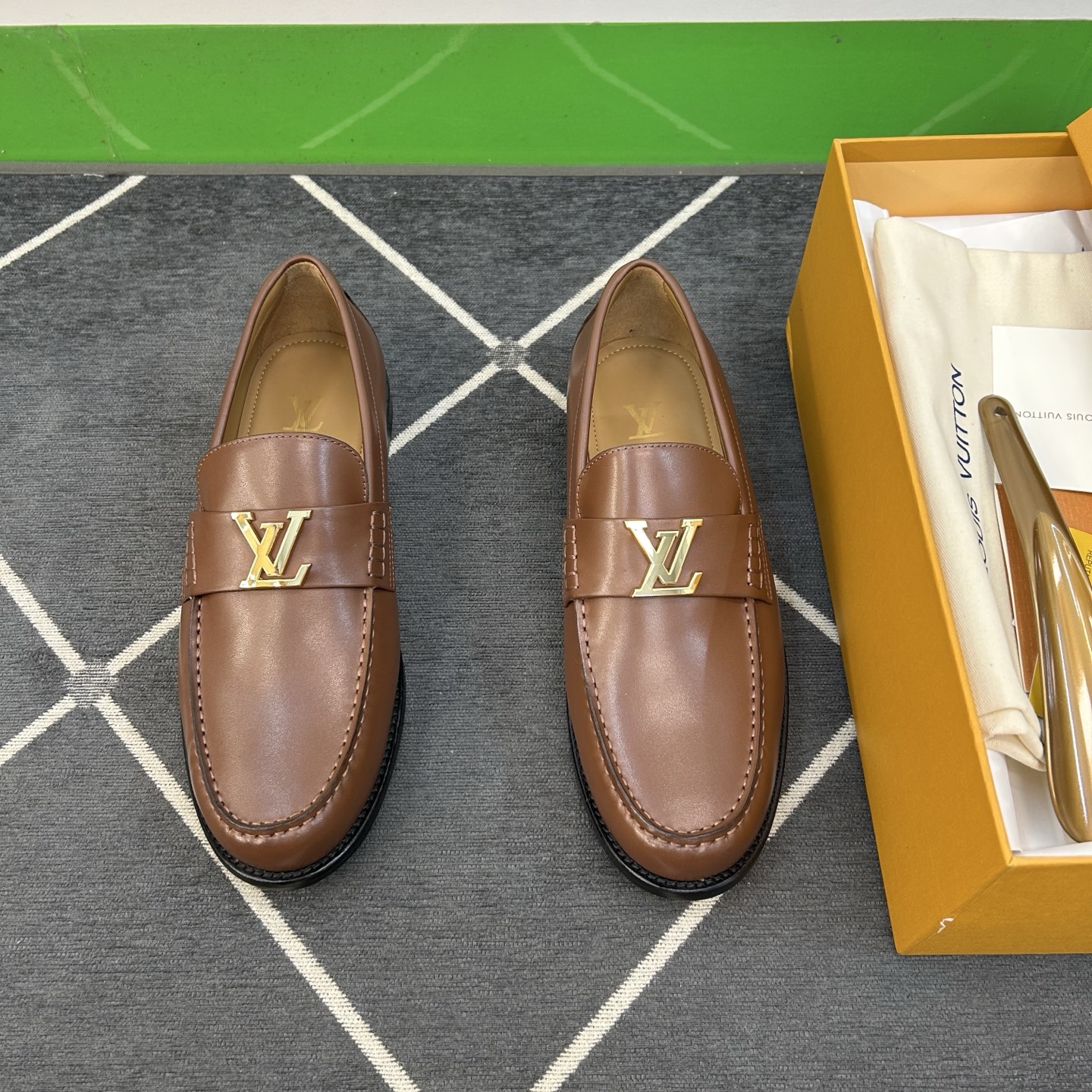 NO:345088,【L*V】Exclusive high-quality fashionable formal leather sole, regular size 39-44, (6.5-9) Classic small leather shoes!  goods!  [High money to create template calfskin is not an ordinary material ready-made on the market!  】Top-level handicraft [Strong] Italy imported raw leather calf lacquer leather (super texture and feel), imported calf leather inside, fully imported leather genuine leather bottom!  !  Super ritual sense!  Gentlemanly style!  38,45,46 Custom made non-return, cowhide, Leather soles19860909【L*V】独家高品 时尚正装皮底 正码39一44,(6.5一9) 经典款小皮鞋型！货！【重金打造模版小牛皮,并非市场现成材普通材料！】顶级手工艺[强]意大利全面进口原皮料小牛漆面皮(超强质感、手感),内里进口小牛皮,全进口皮丕真皮大底！！超级仪式感！绅士风！38,45,46订做不退换,,cowhide,Leather soles,Men's shoes