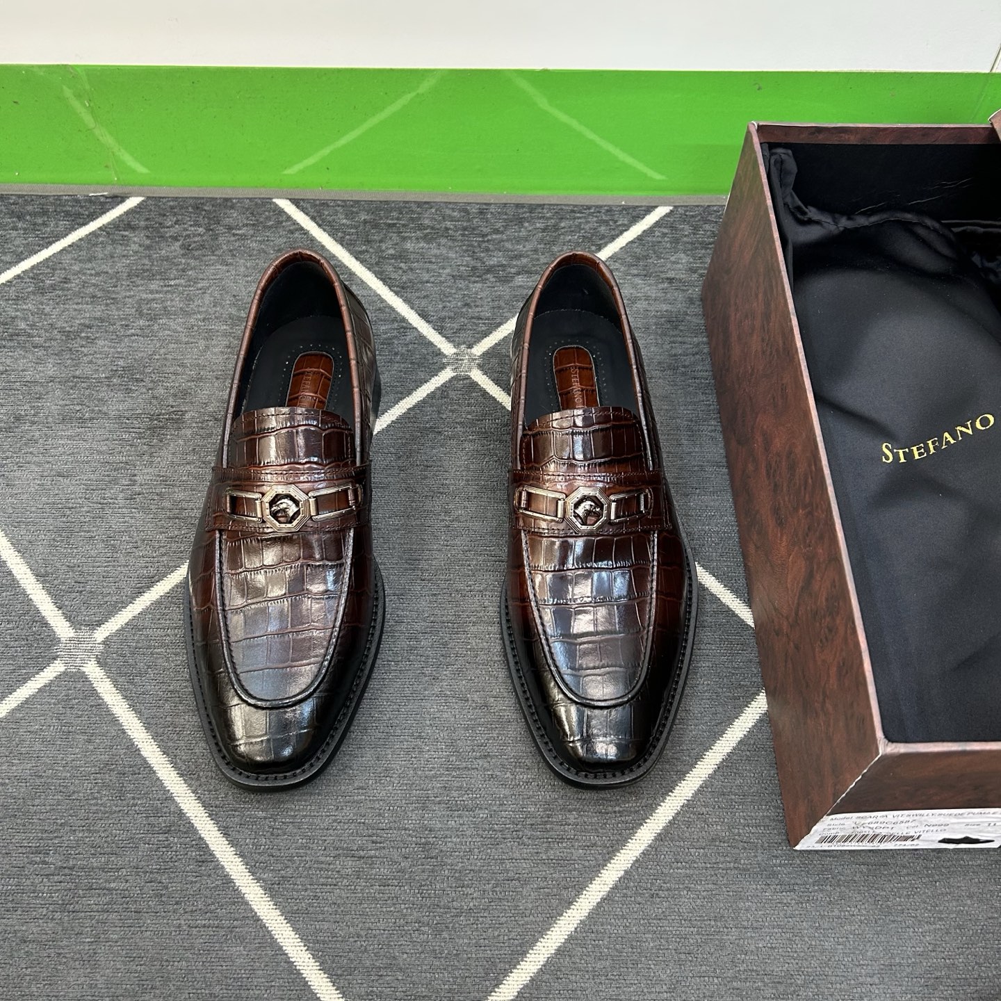 NO:356647,【STEFANO RI ＊CI】Handmade artwork genuine leather sole formal leather shoes, regular size 39-44 (5-10) 45 customized, the latest and easy-to-use formal loafer shoes!  Honorable Eagle Head brand image design!  Focus on high-end handmade customization brands!  Fabric calfskin pressed crocodile pattern, calfskin inside!  Calfskin with latex backing foot pad!  Genuine leather cowhide sole!  goods!  Look at the details carefully, the texture is super strong!  But 11 can withstand all kinds of tests!  ,loafers,cowhide19860909【STEFANO RI ＊CI】 手工艺术品真皮底 正装皮鞋 正码39一44(5－10）45定做 最新轻松驾驭的正装乐福鞋款！尊贵鹰头品牌形象设计！专注高端手工定制品牌！面料小牛皮压鳄鱼纹,内里小牛皮！小牛皮附垫乳胶回力垫脚！真皮牛皮大底！货！品质细看细节图,质感超强！可11经得起各种考验！,,loafers,cowhide,Men's shoes